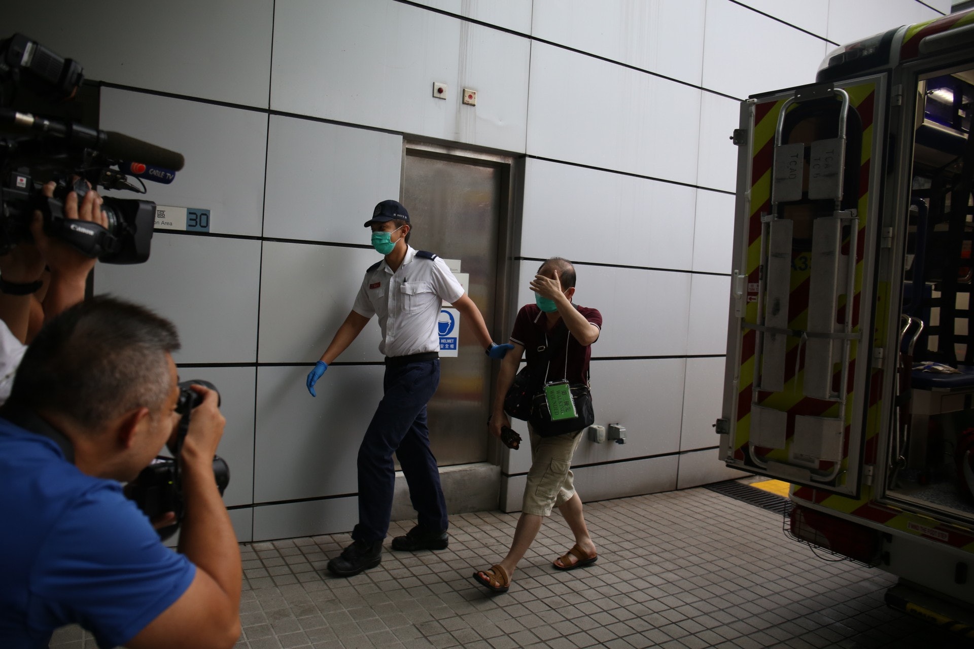 傷者被送往北大嶼山醫院治理。(鄧詠中攝)