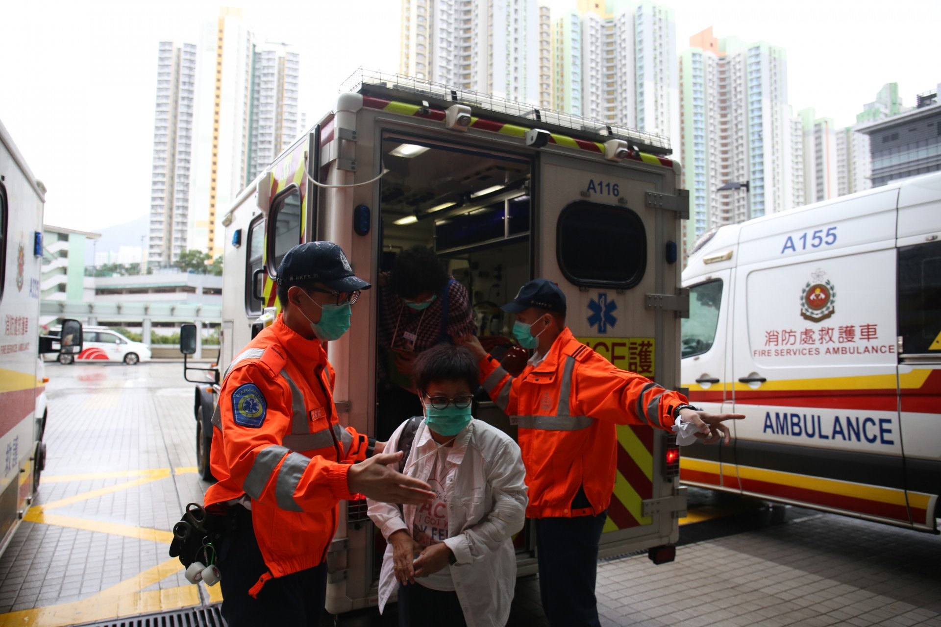 傷者被送往北大嶼山醫院治理。(鄧詠中攝)