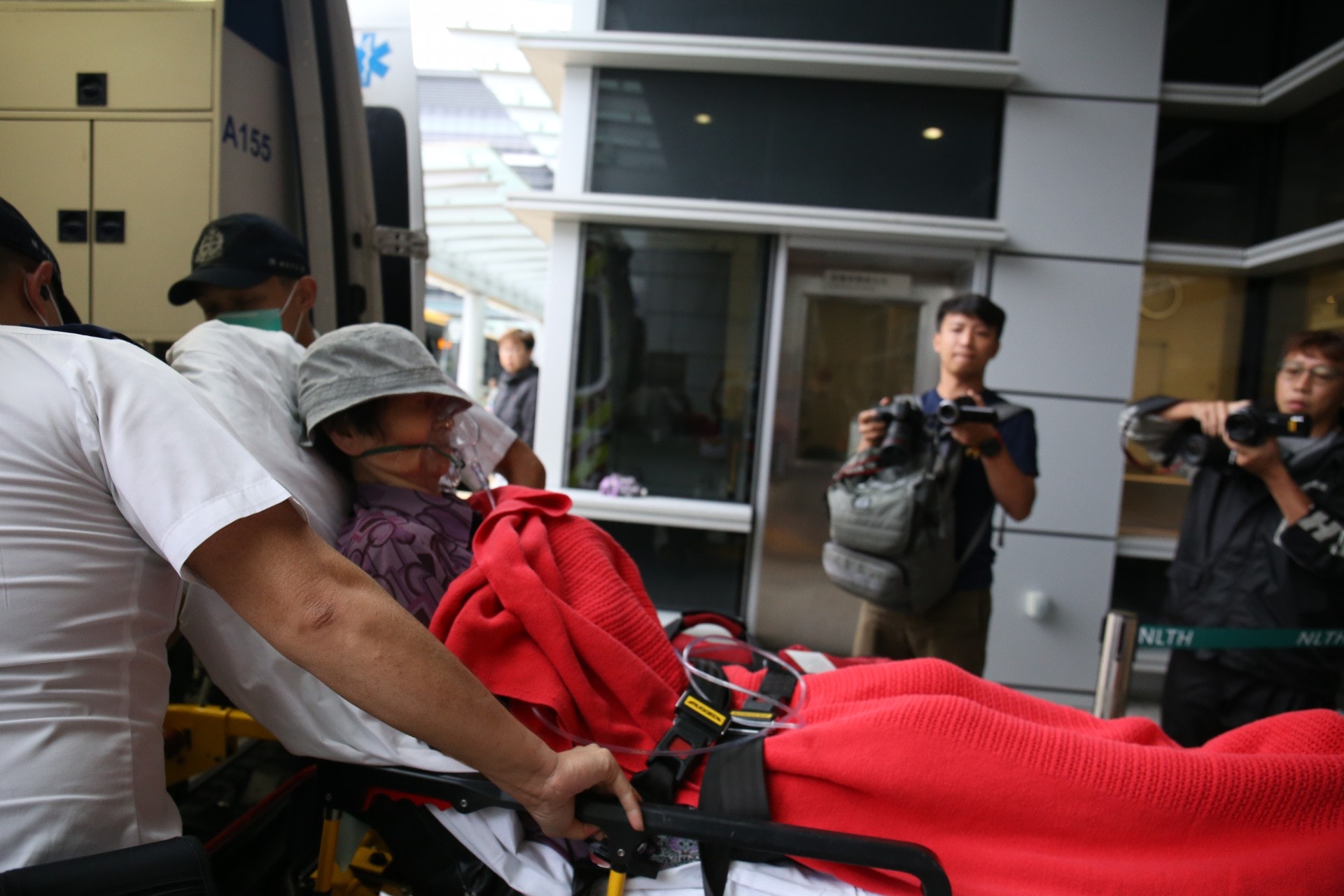 傷者被送往北大嶼山醫院治理。(鄧詠中攝)