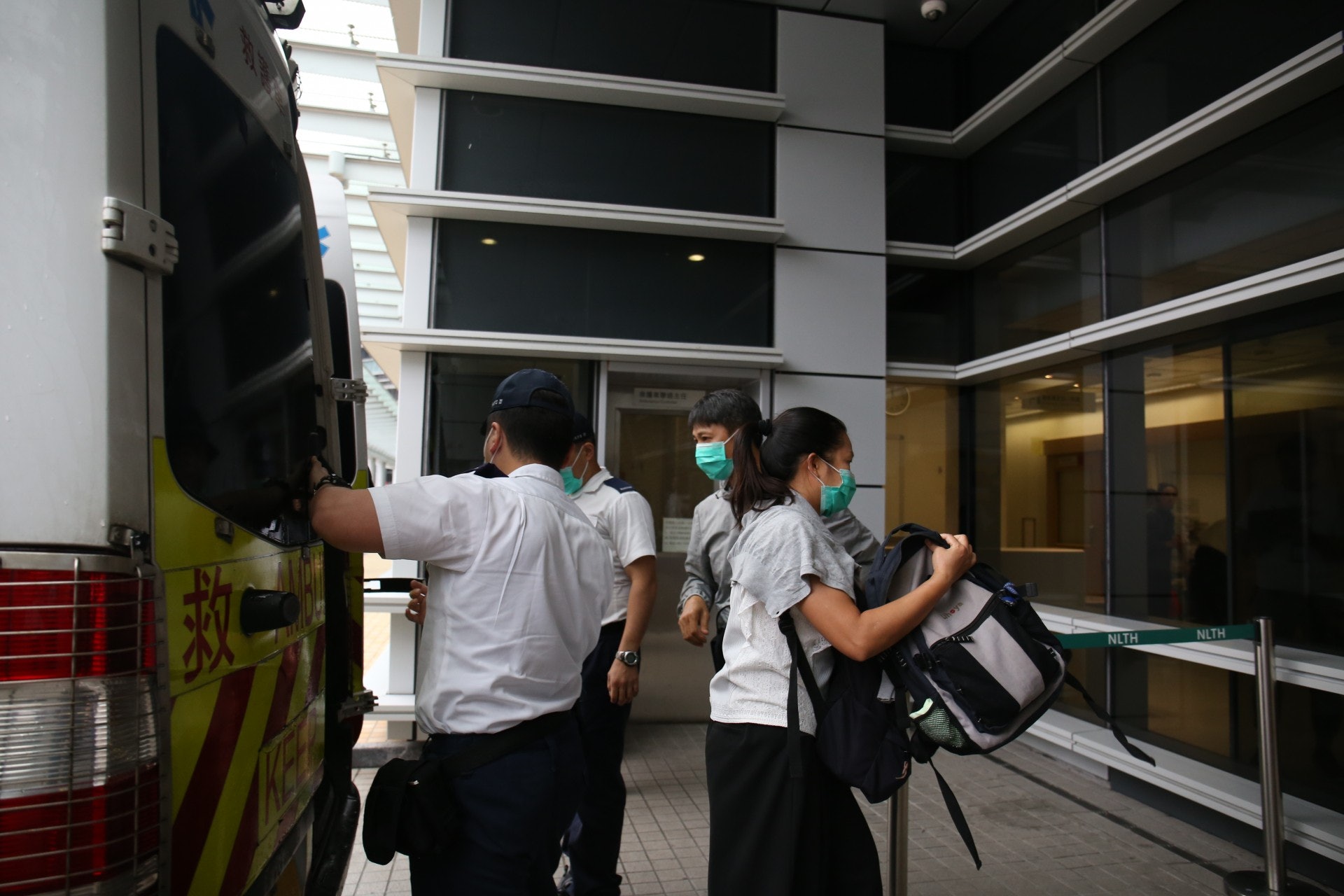 傷者被送往北大嶼山醫院治理。(鄧詠中攝)