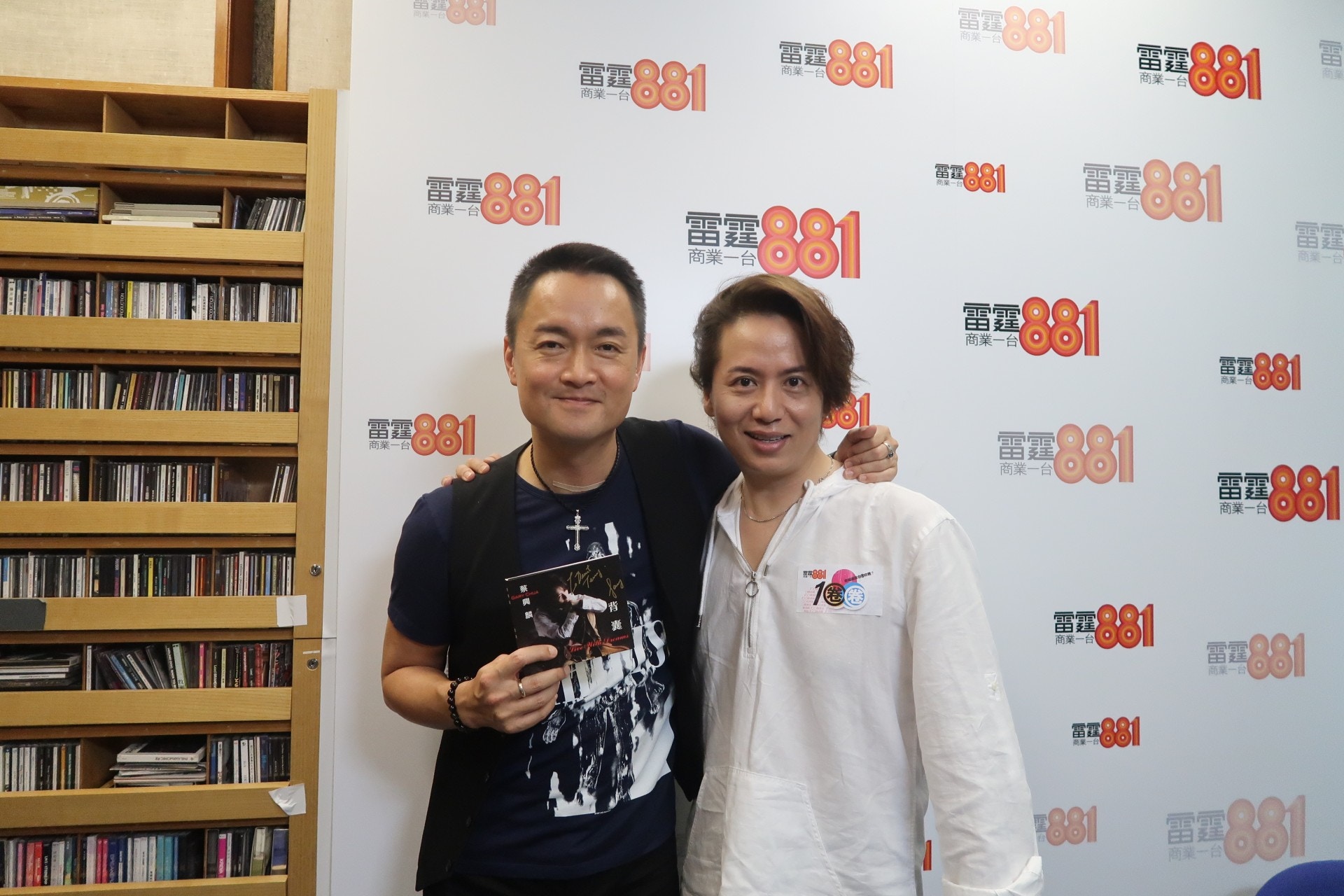 蔡興麟換了個新髮型，跟主持人梁泰來合照。