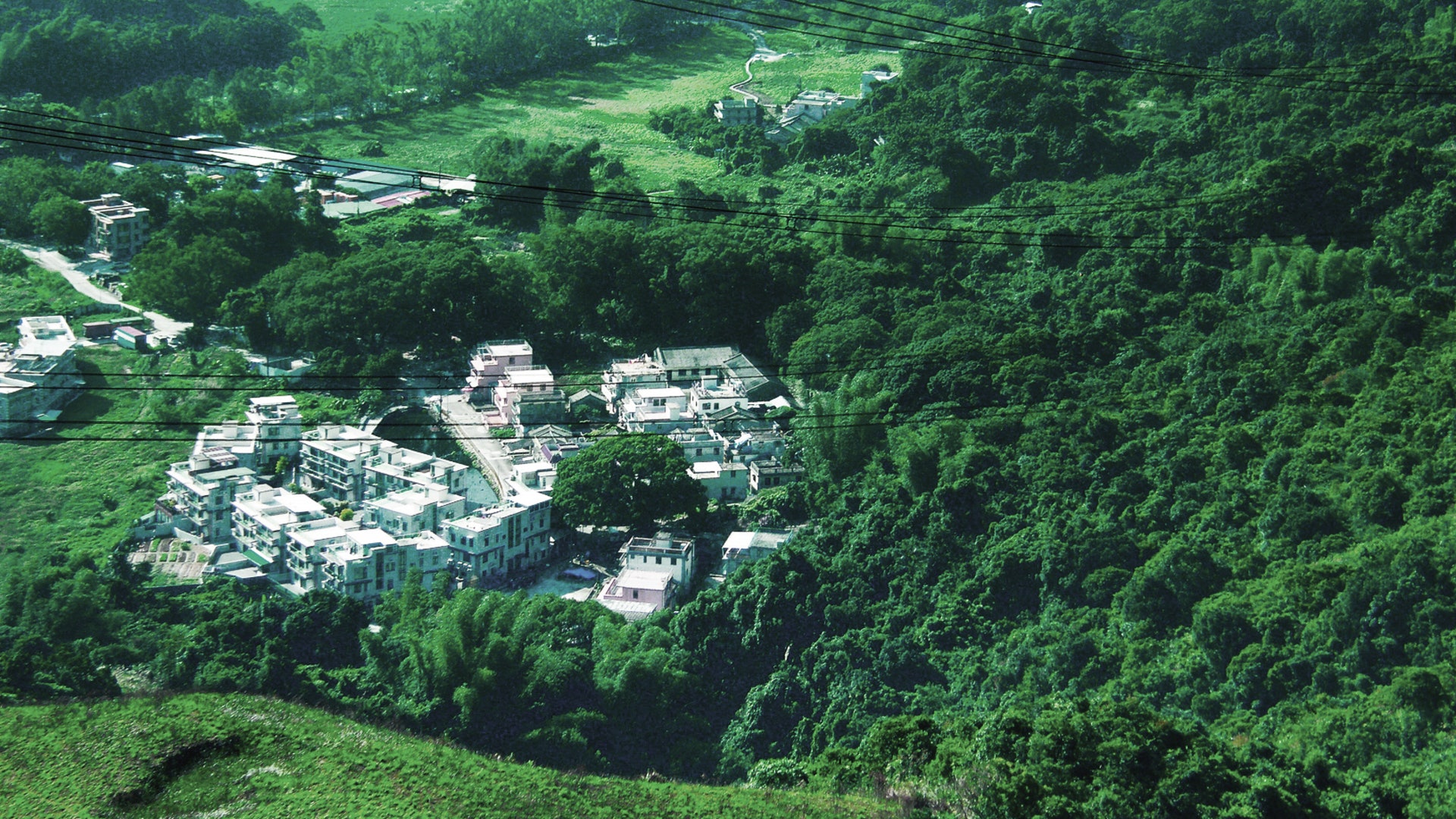 新界北的一條古村,擁有枕山環水的佈局,是傳統上「好風水」的林村。(Xoni Ma提供) 新界北的一條古村,擁有枕山環水的佈局,是傳統上「好風水」的林村。(Xoni Ma提供)