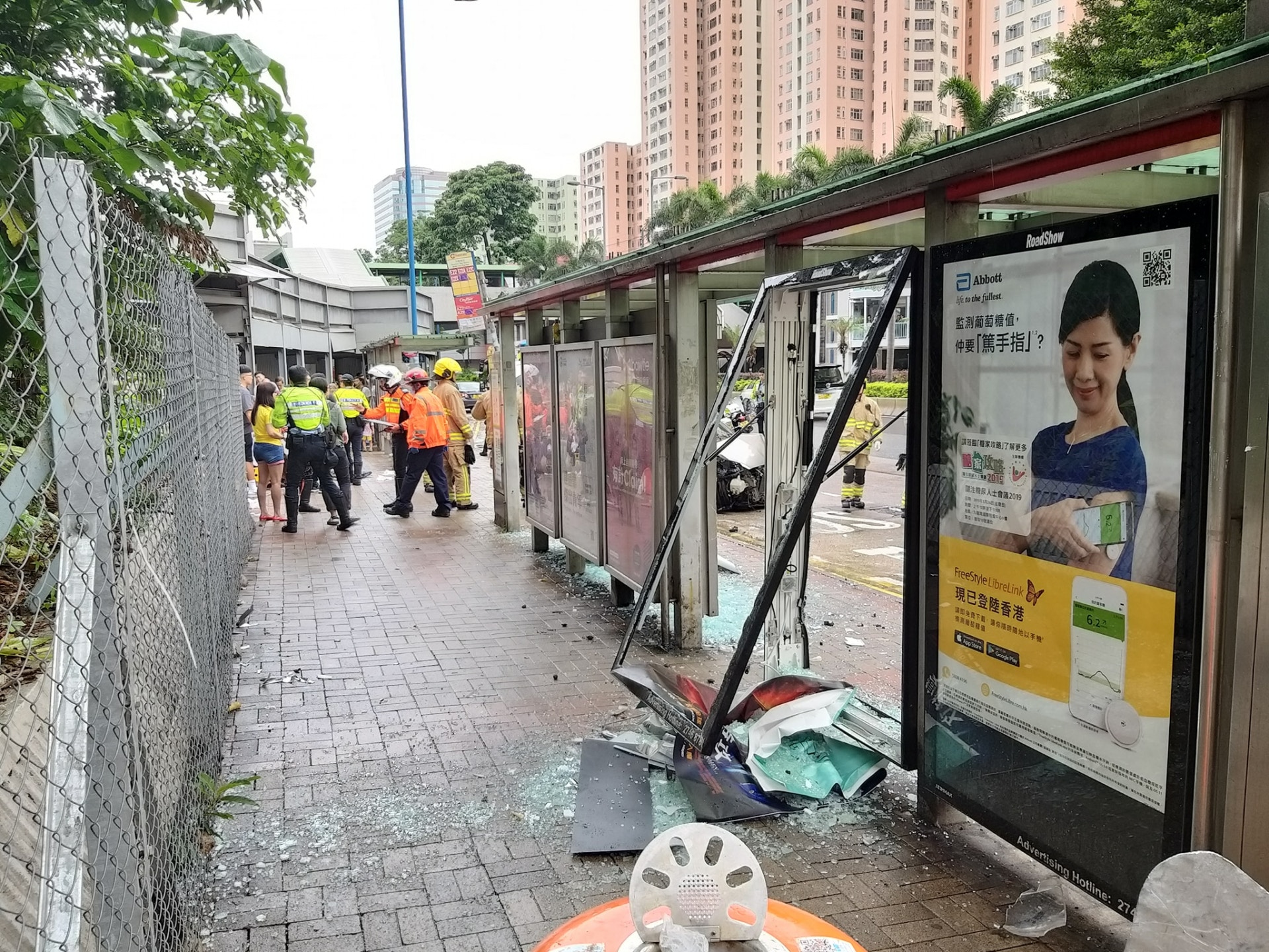 巴士站的廣告框被撞至飛脫。（Maggie Lau 淘大住客大聯盟）