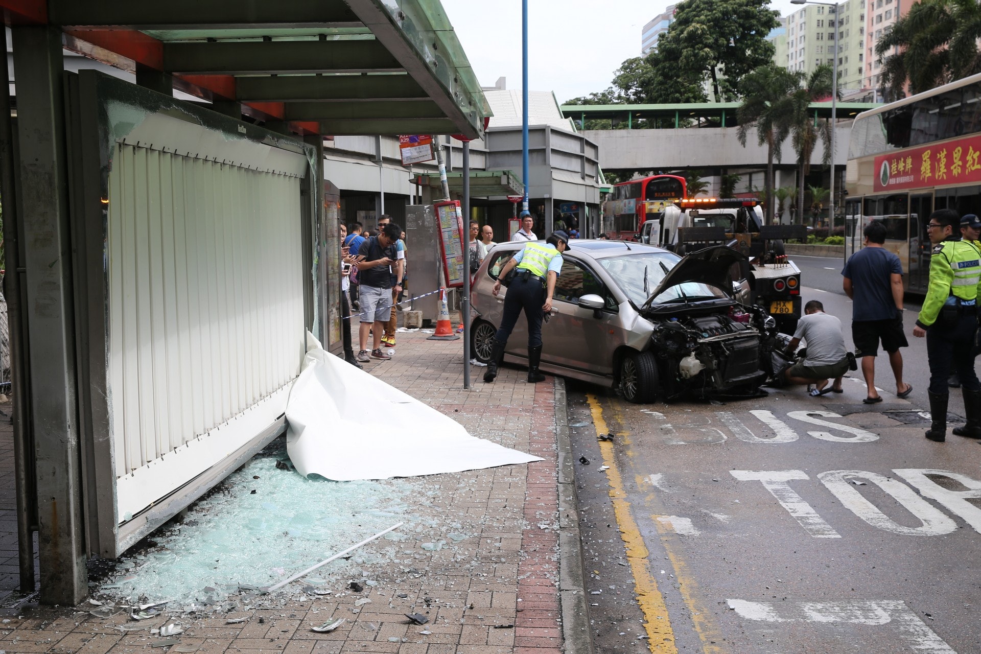 巴士站的廣告箱玻璃被撞爛。(蔡正邦攝) 巴士站的廣告箱玻璃被撞爛。(蔡正邦攝)