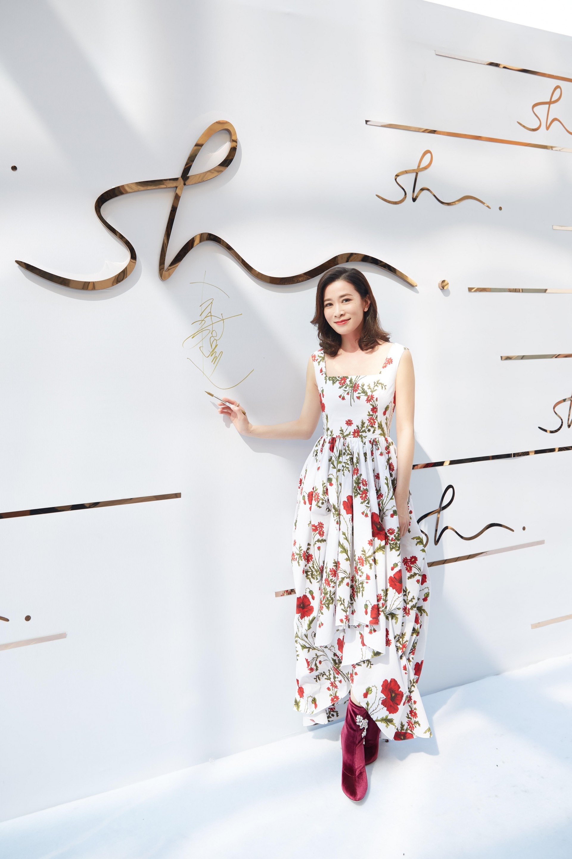 筹备一年，佘诗曼创设的自家唇膏品牌终于面世。