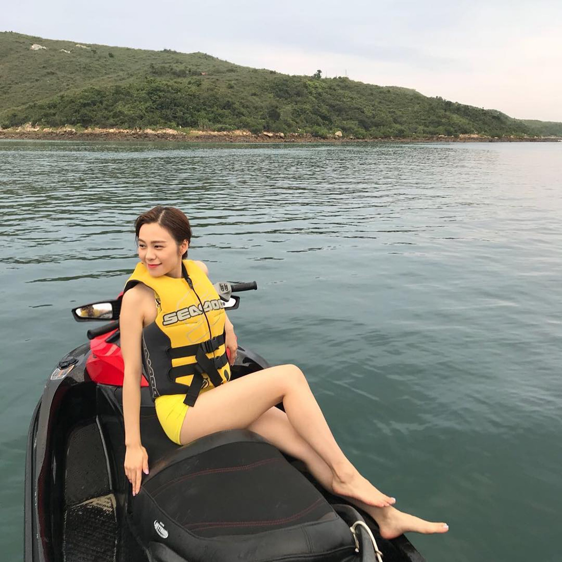 上年夏天完結之時,她還出了海玩水上活動。 上年夏天完結之時,她還出了海玩水上活動。