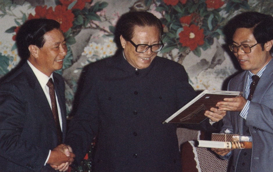 1990年（領導接見）：時任國家總書記江澤民訪問深圳時接見李兆基。同年，李兆基以煤氣主席身份接待訪港的時任上海市市長朱鎔基，就上海和香港的商業發展交流意見。（圖片取自李兆基網站）
