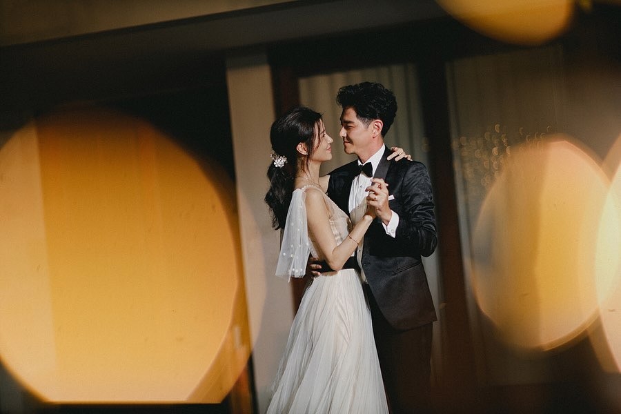 黄翠如与萧正楠在结婚一周年补办婚礼。（黄翠如IG：@wongtsuiyu）