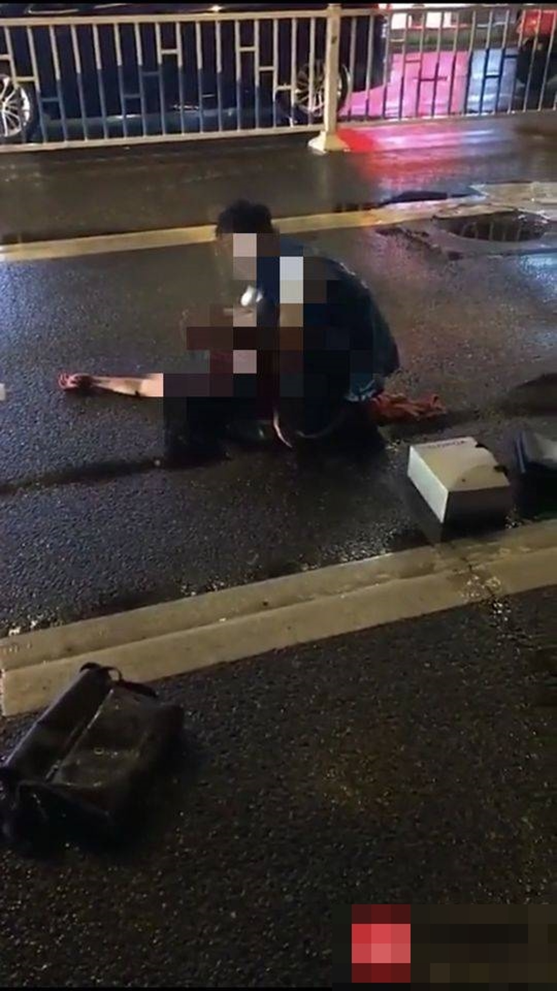 魯姓男子在重慶渝中區一條馬路上持刀狂刺其張姓妻子。(網上圖片) 魯姓男子在重慶渝中區一條馬路上持刀狂刺其張姓妻子。(網上圖片)