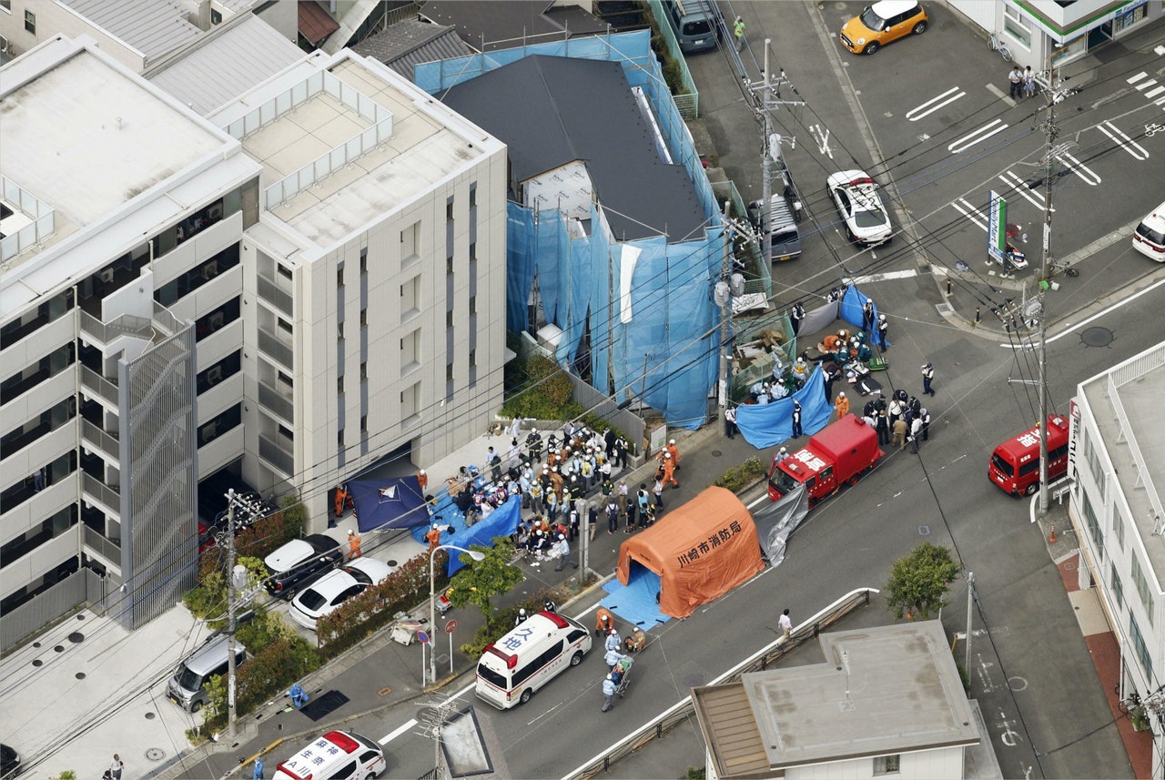 日本神奈川縣川崎市周二(28日)早上發生持刀襲擊事件,導致最少2死十多人傷。消防和救護部門在現場架起帳篷為傷者進行急救。(美聯社) 日本神奈川縣川崎市周二(28日)早上發生持刀襲擊事件,導致最少2死十多人傷。消防和救護部門在現場架起帳篷為傷者進行急救。(美聯社)