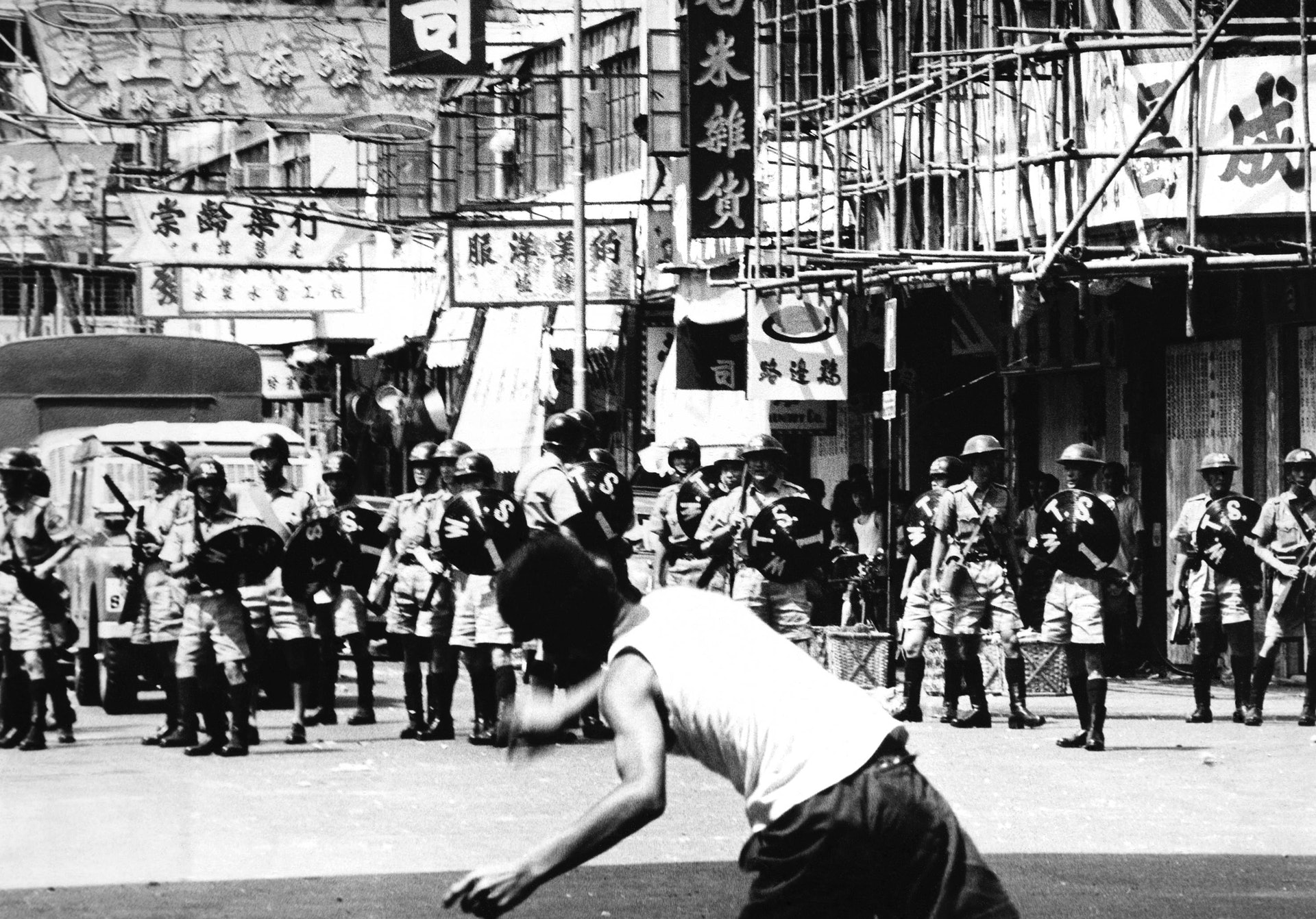 1967年5月六七暴動爆發,當時有左派示威者向警察投擲石塊。(美聯社) 1967年5月六七暴動爆發,當時有左派示威者向警察投擲石塊。(美聯社)