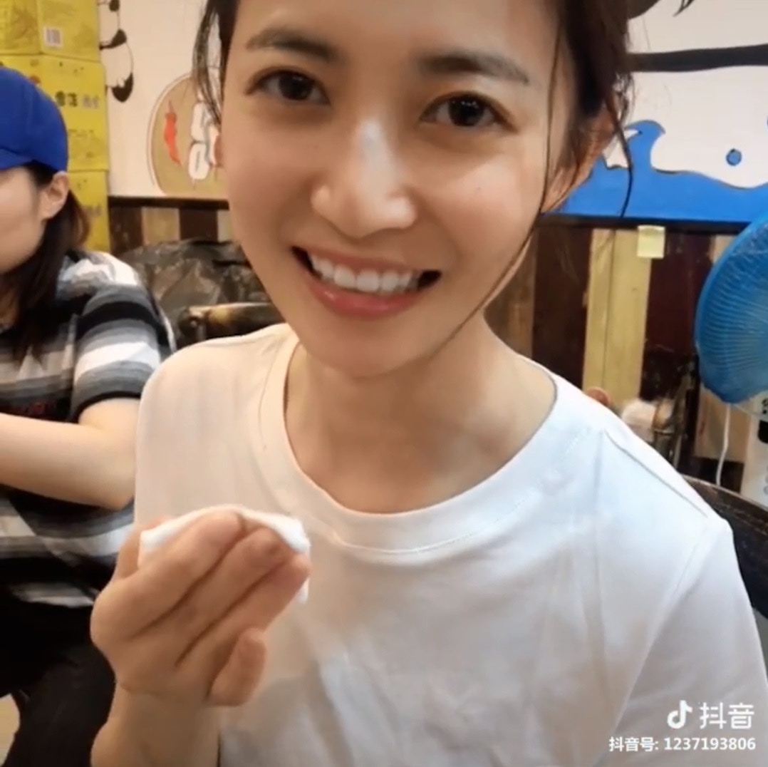 陳鈺琪不論卸妝前或後,外貌和皮膚仍保養得宜。(陳鈺琪微博)