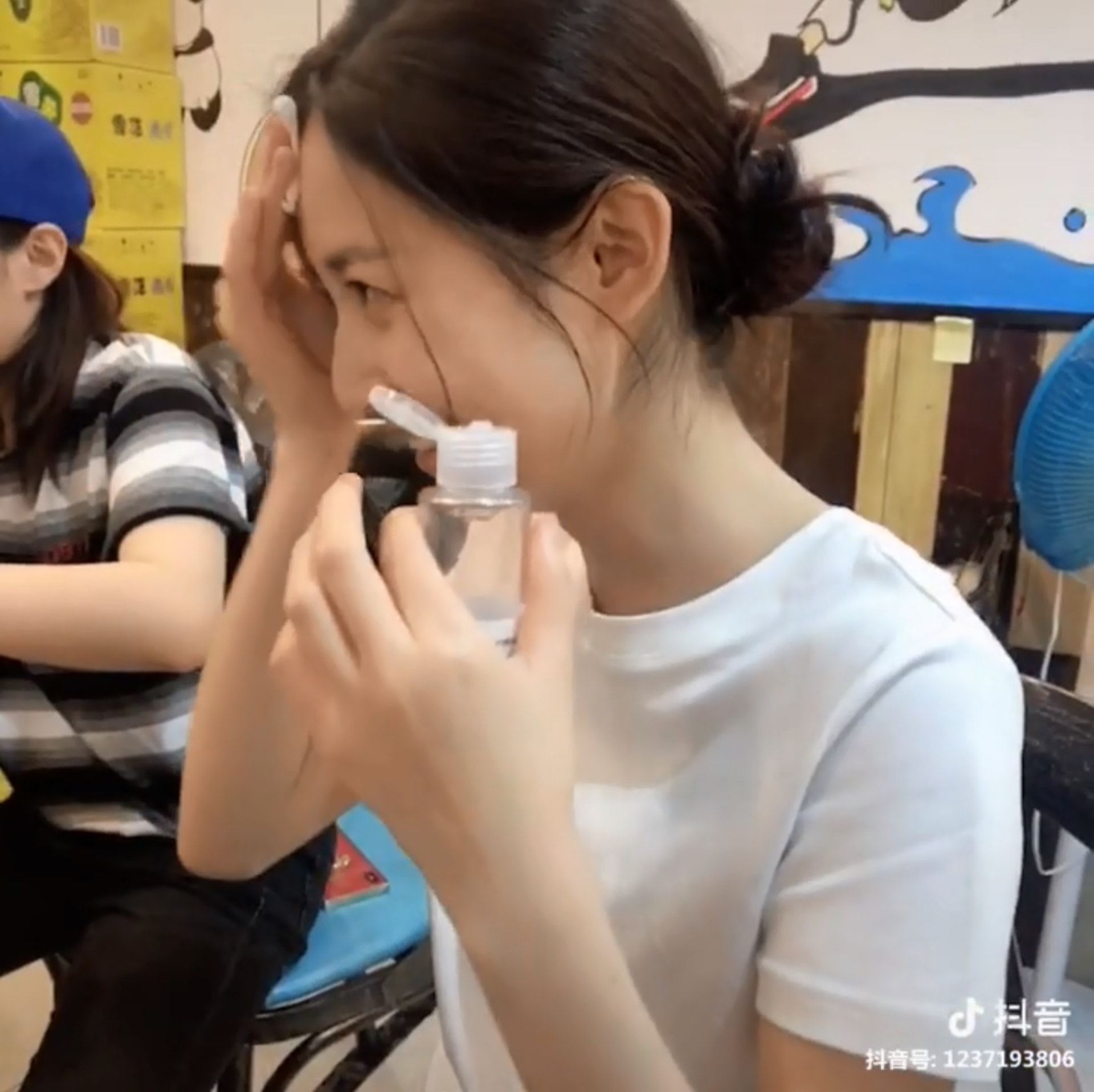 陳鈺琪不論卸妝前或後,外貌和皮膚仍保養得宜。(陳鈺琪微博)