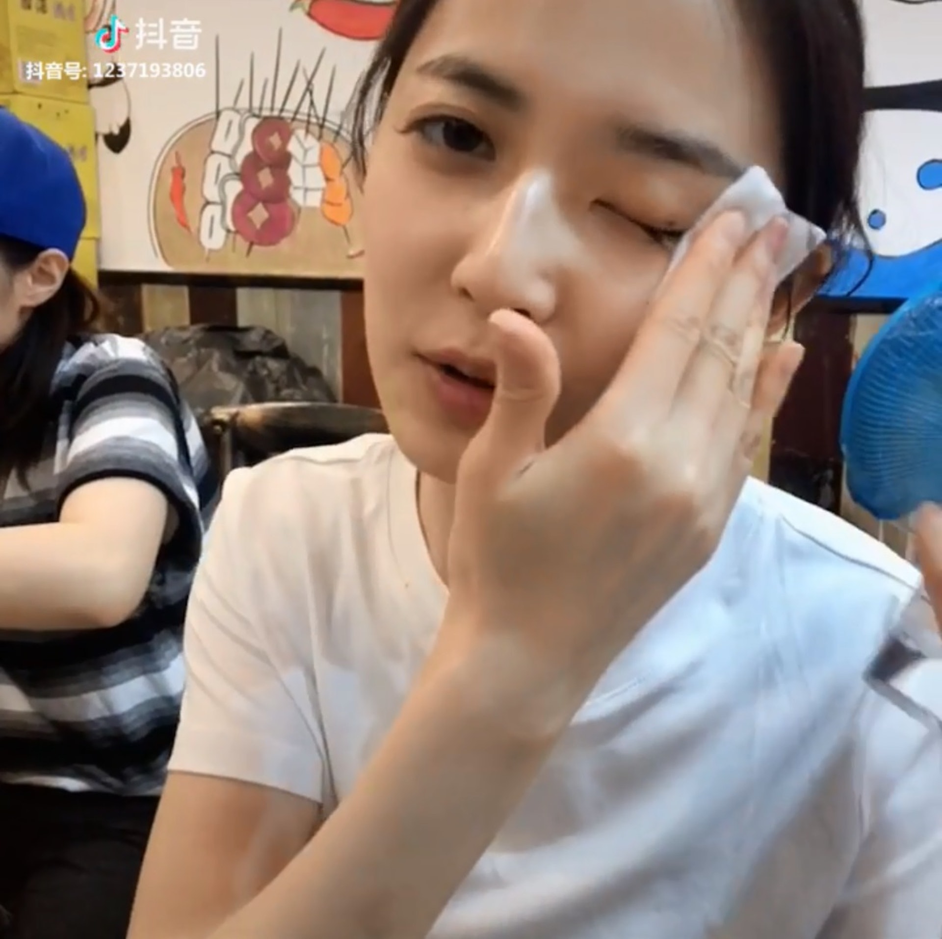 陳鈺琪不論卸妝前或後,外貌和皮膚仍保養得宜。(陳鈺琪微博)