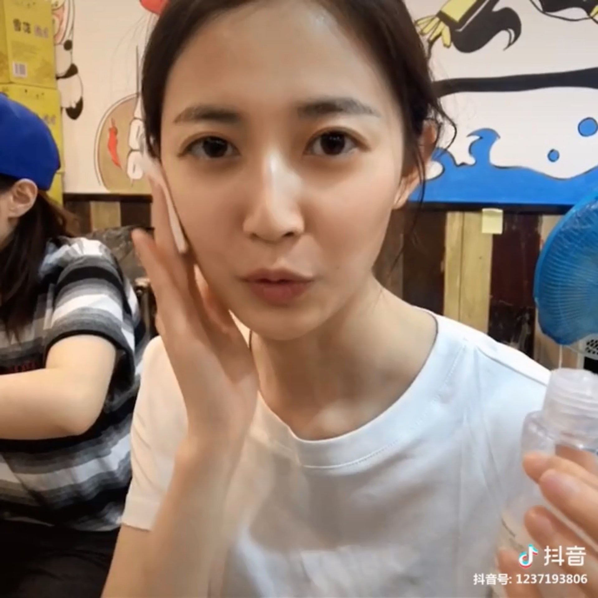 陳鈺琪不論卸妝前或後,外貌和皮膚仍保養得宜。(陳鈺琪微博)