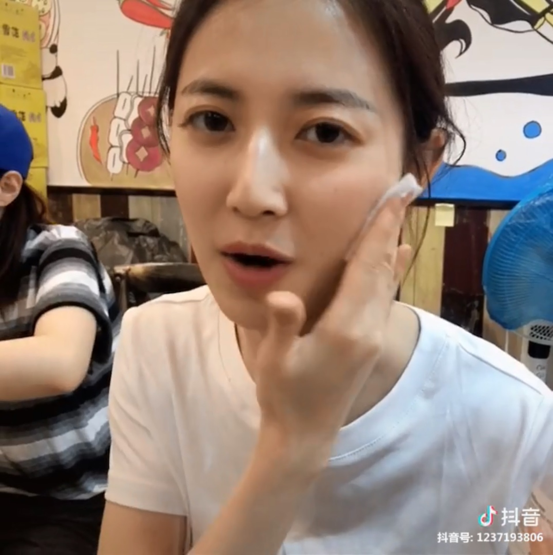 陳鈺琪不論卸妝前或後,外貌和皮膚仍保養得宜。(陳鈺琪微博)