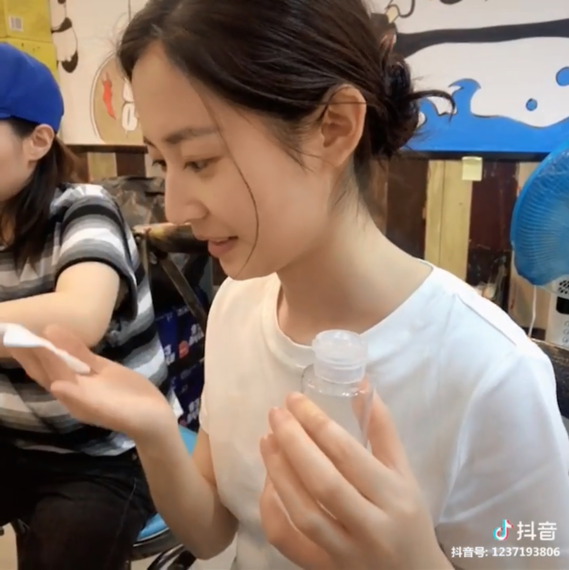 陳鈺琪不論卸妝前或後,外貌和皮膚仍保養得宜。(陳鈺琪微博)