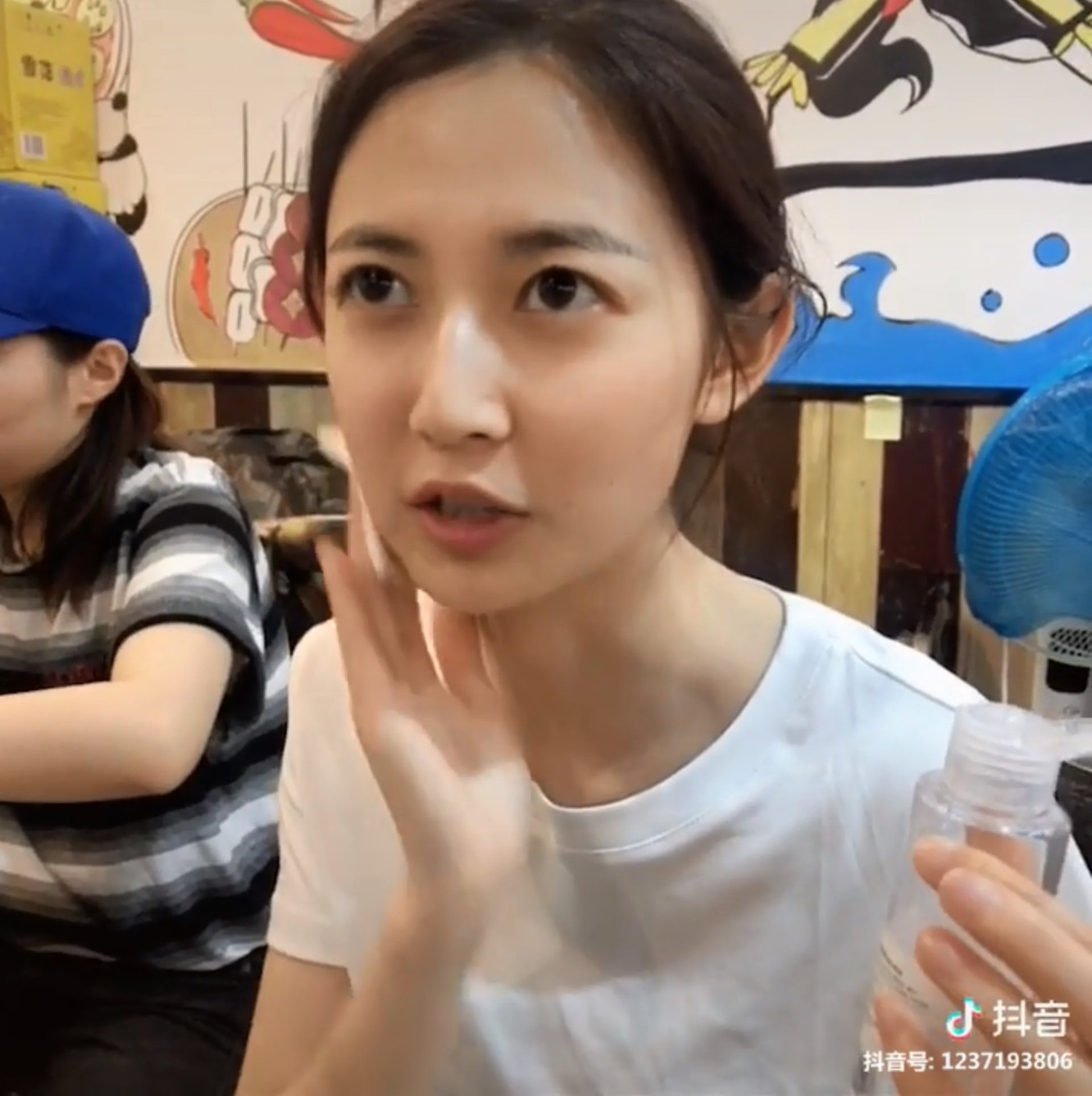 陳鈺琪不論卸妝前或後,外貌和皮膚仍保養得宜。(陳鈺琪微博)