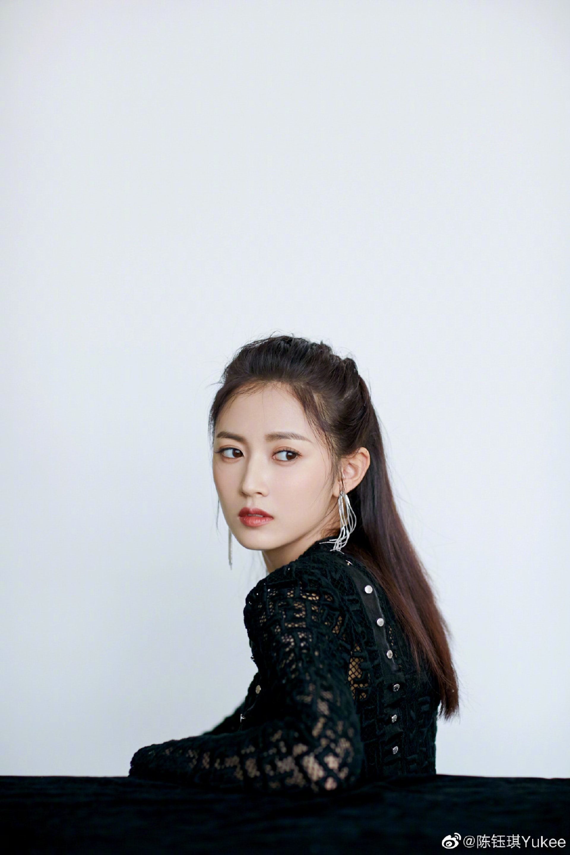 陳鈺琪現實裡的穿搭也非常型格,並帶一點女人味。(陳鈺琪微博)