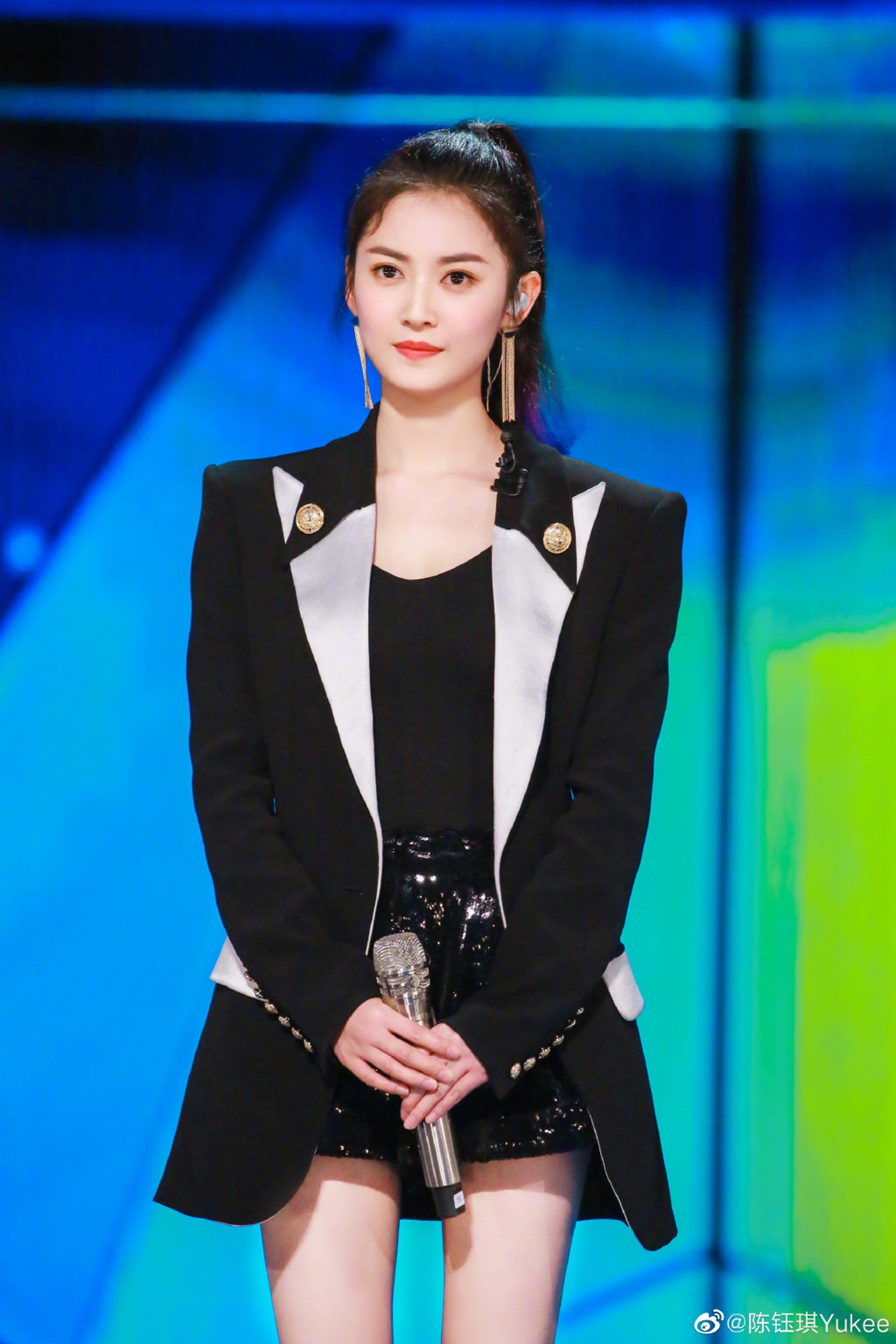 陳鈺琪現實裡的穿搭也非常型格,並帶一點女人味。(陳鈺琪微博)