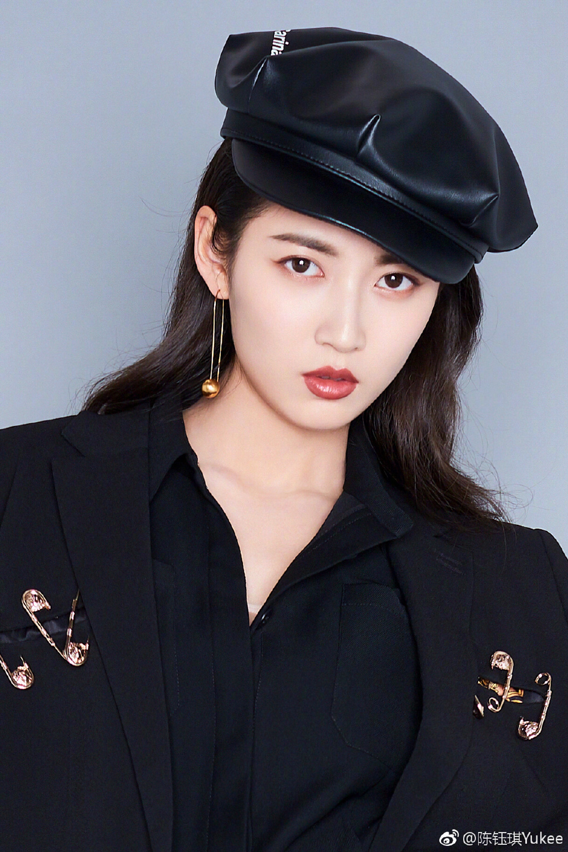 陳鈺琪現實裡的穿搭也非常型格,並帶一點女人味。(陳鈺琪微博)
