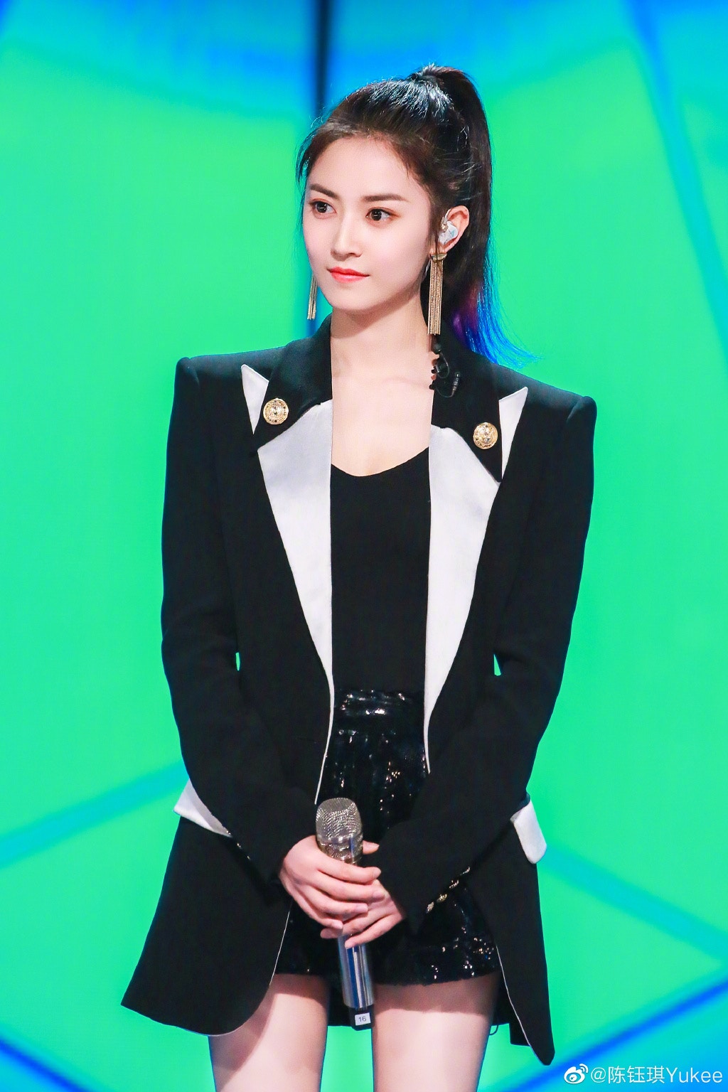 陳鈺琪現實裡的穿搭也非常型格,並帶一點女人味。(陳鈺琪微博)