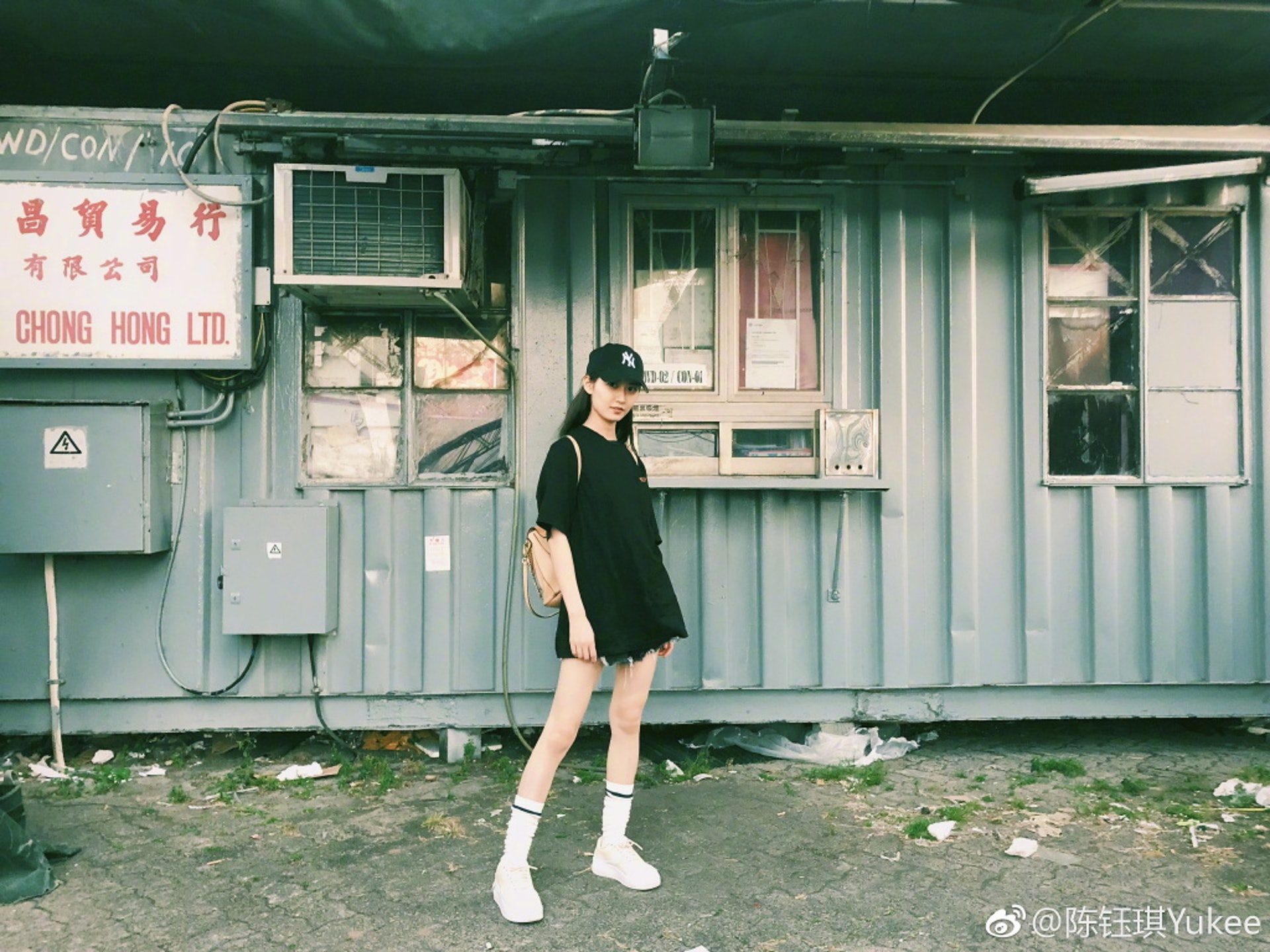 陳鈺琪現實裡的穿搭也非常型格,並帶一點女人味。(陳鈺琪微博)