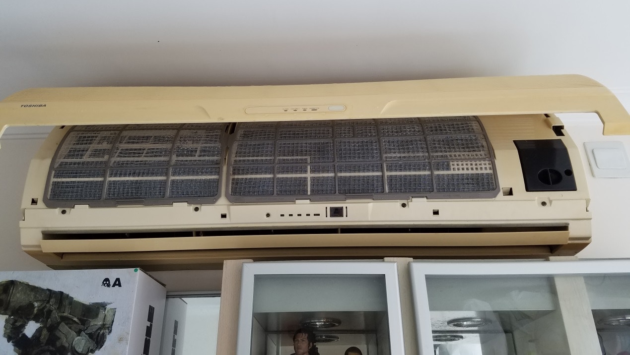 【DIY洗冷氣機】首先截斷冷氣機電源,再打開外殼。(作者提供)