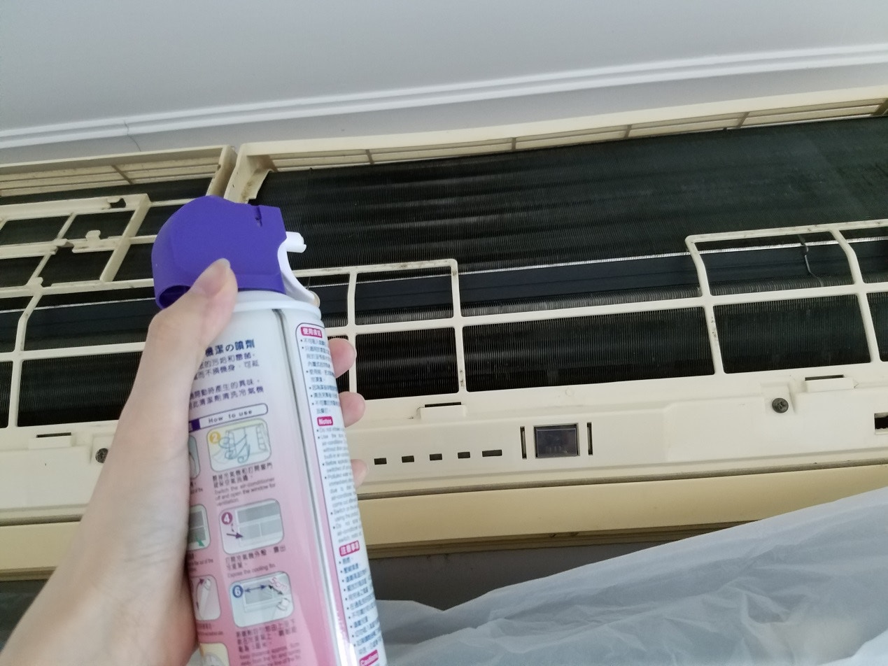 【DIY洗冷氣機】自行購買冷氣機專用的清潔劑,使用前要搖勻,再將清潔劑噴到蒸發器上面,其間要保持通風。(作者提供)