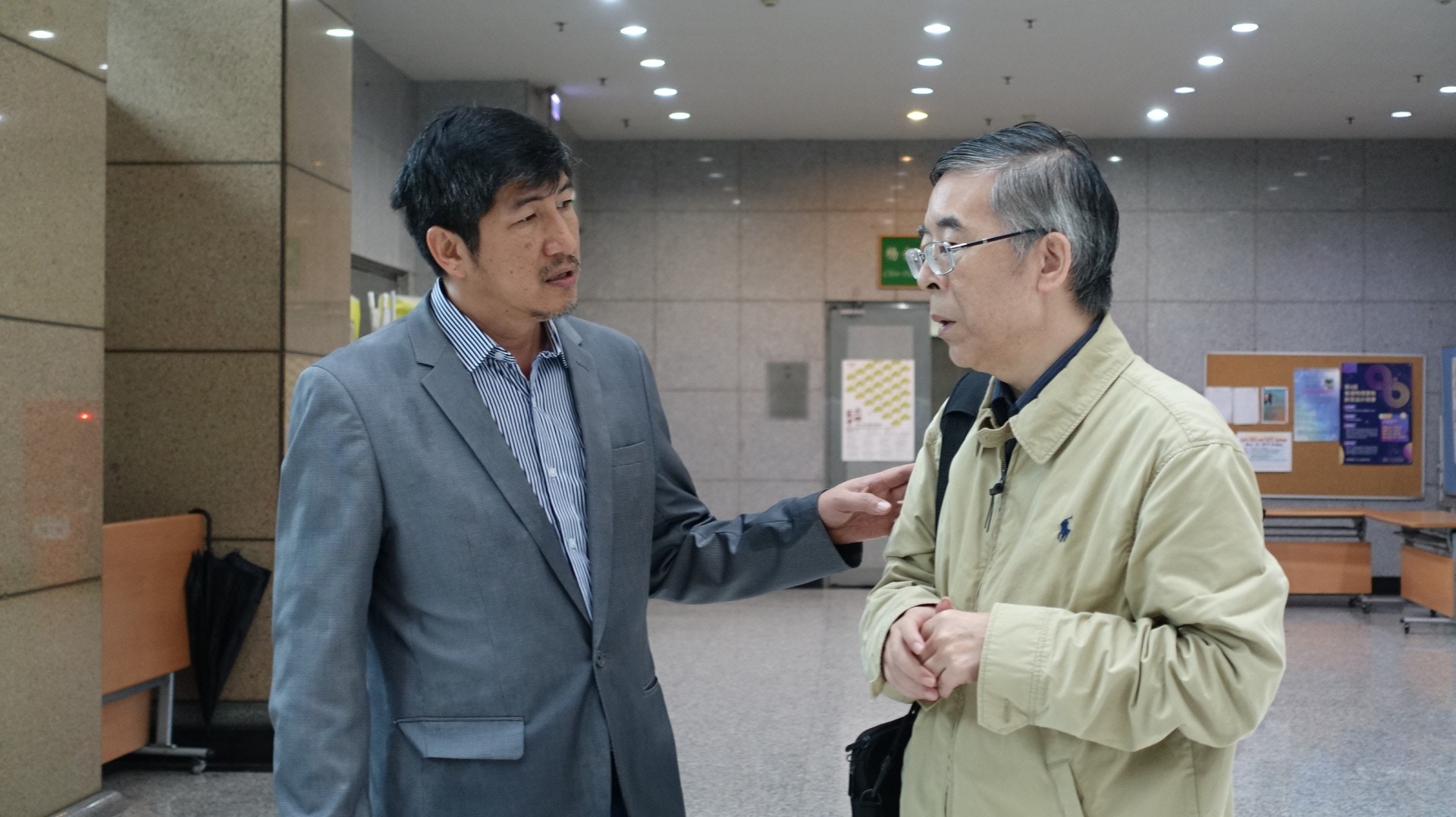 吳仁華（右一）笑言出版的六四書籍難賺錢，但廖志峰認為重要的書就要出版。（胡家欣攝）