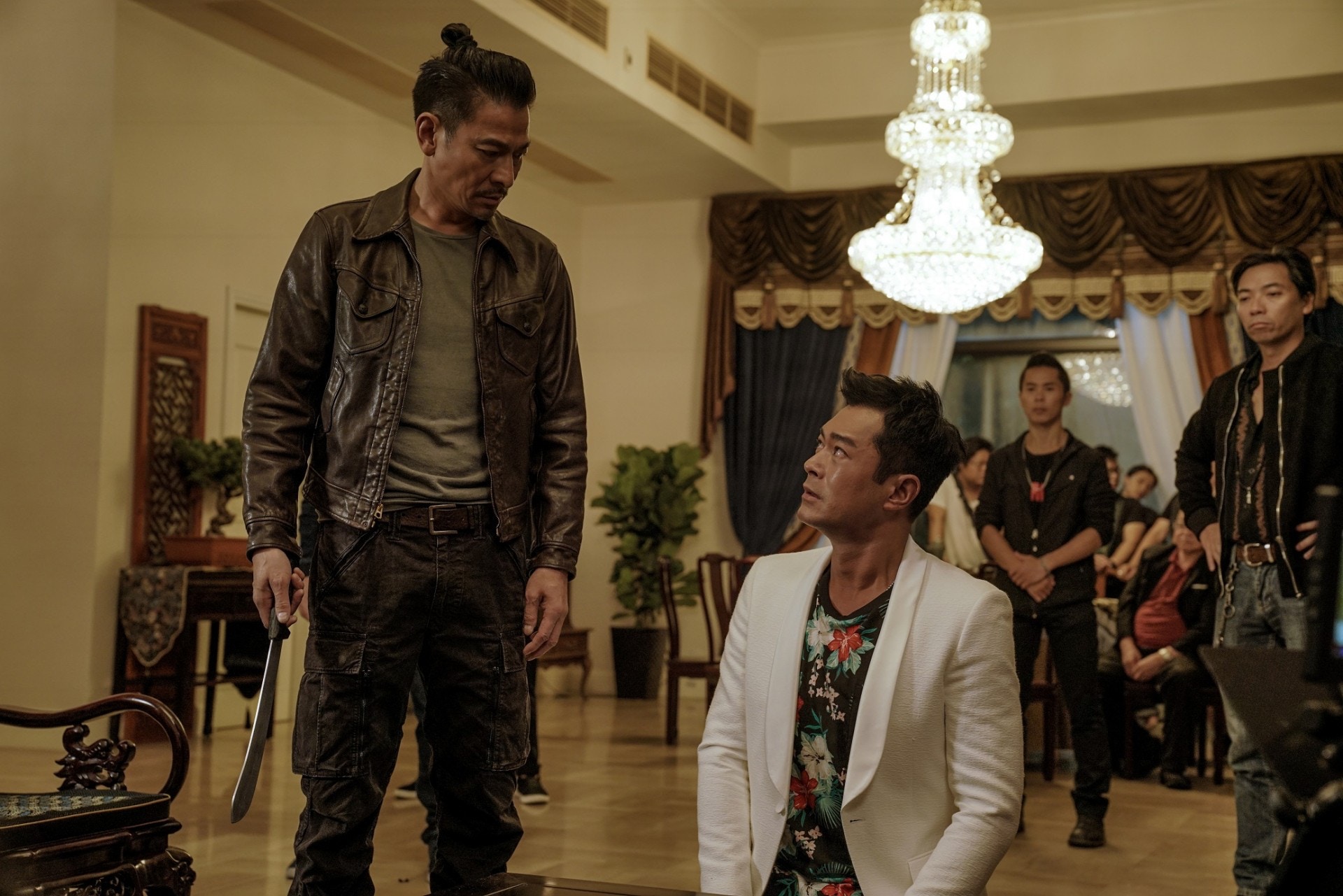 兩兄弟本來拍住上,卻因古仔私下販毒,華仔要在阿公面前執行家法。(《掃毒2》劇照) 兩兄弟本來拍住上,卻因古仔私下販毒,華仔要在阿公面前執行家法。(《掃毒2》劇照)