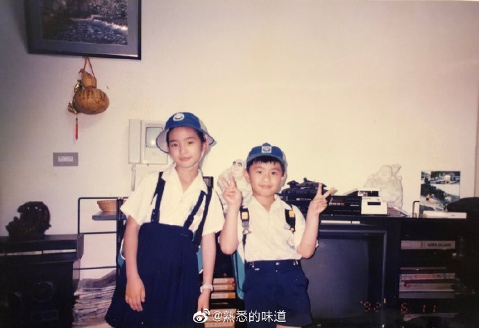 依晨呢个“小丸子”Look十分可爱。（《熟悉的味道》微博图片）