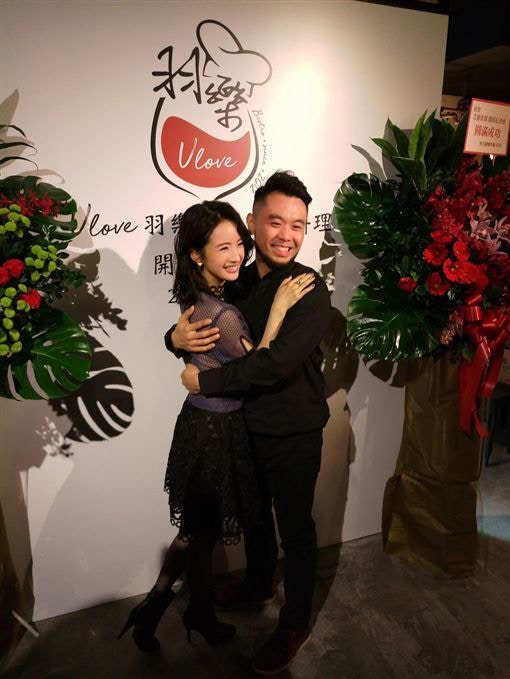 依晨同弟弟一向感情深厚，更曾出资赞助他开餐厅。（网上图片）