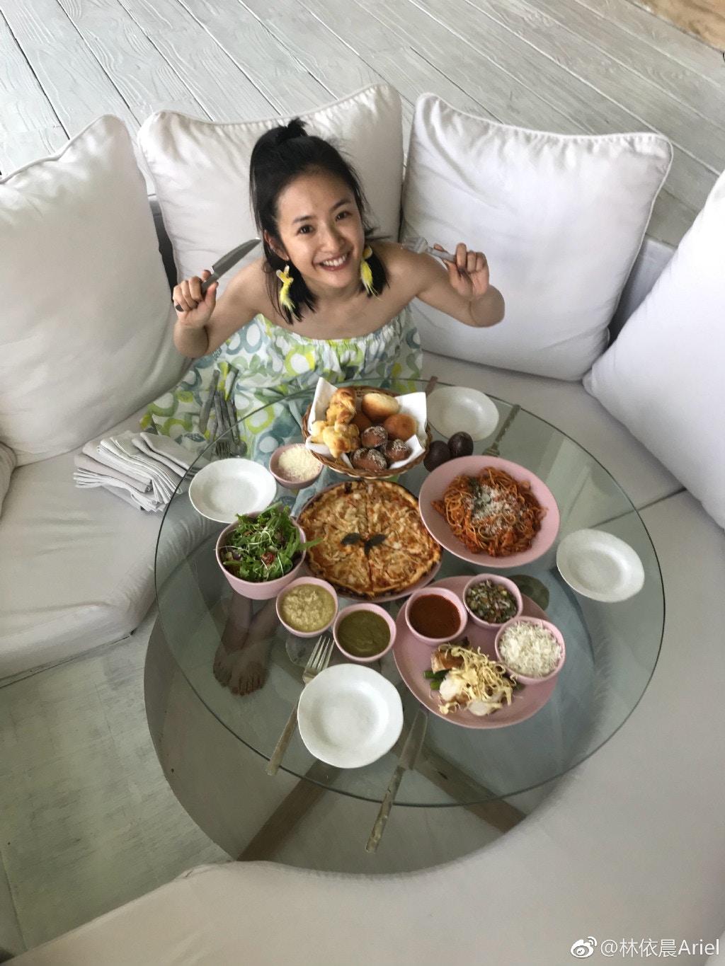 依晨出道多年依然Keep住少女味！（林依晨微博图片）