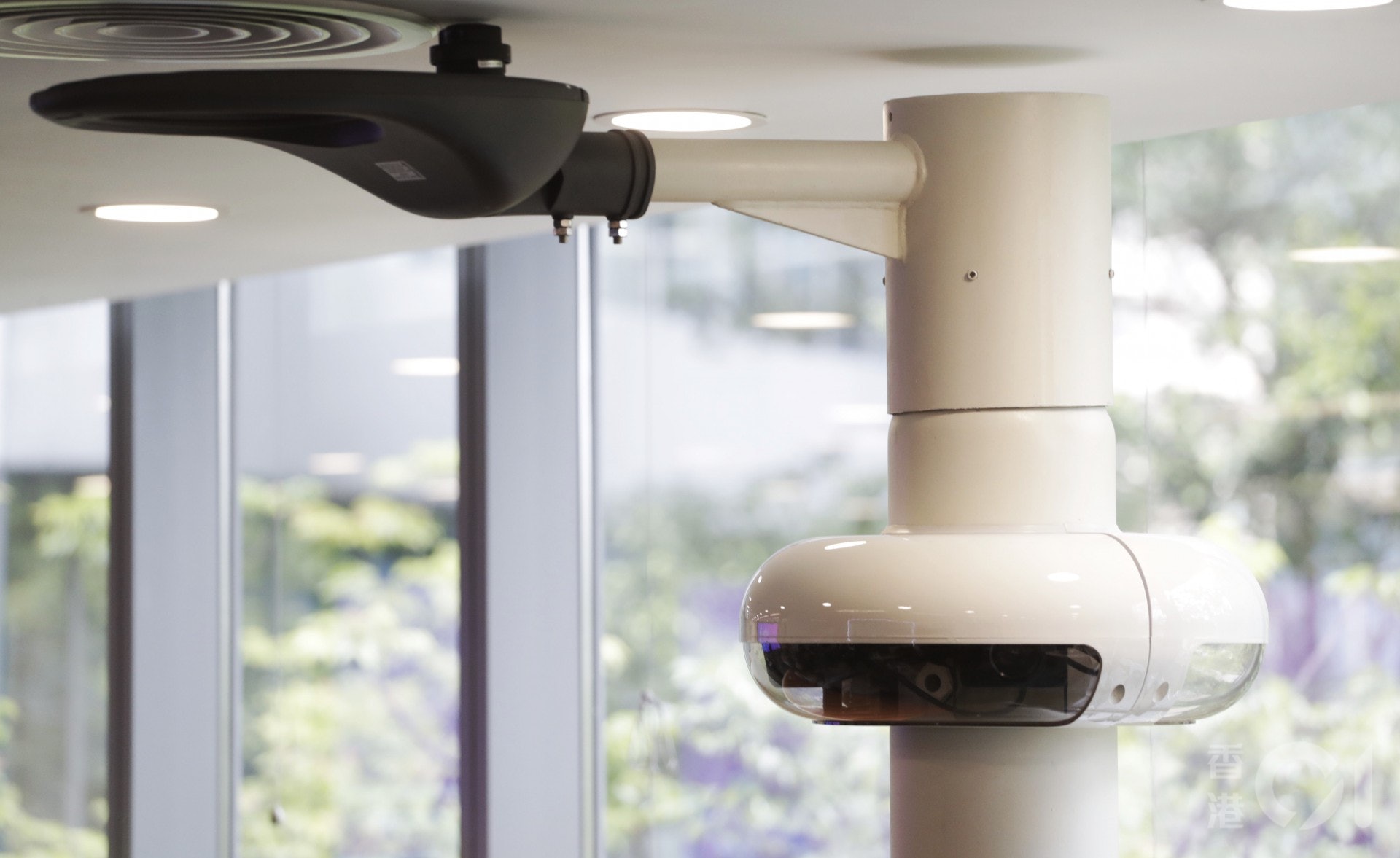 多功能智慧燈柱裝有智能LED路燈,連同鏡頭、智能設備。首批約50個智慧燈柱於今年6月底在觀塘區投入服務。(余俊亮攝)