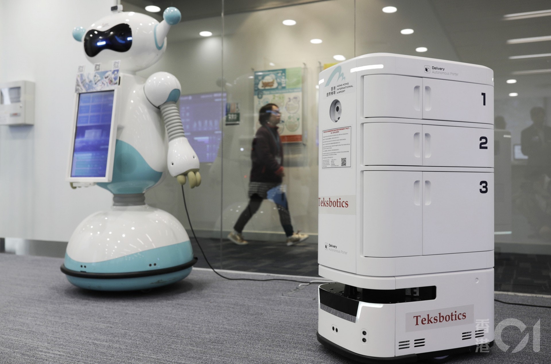 傳送機器人的相關技術將應用於香港海關，料今年9月在機場禁區陸續投入10部機器人使用，可在預設路線上傳送物件，包括免稅物品、送餐服務等。（余俊亮攝）