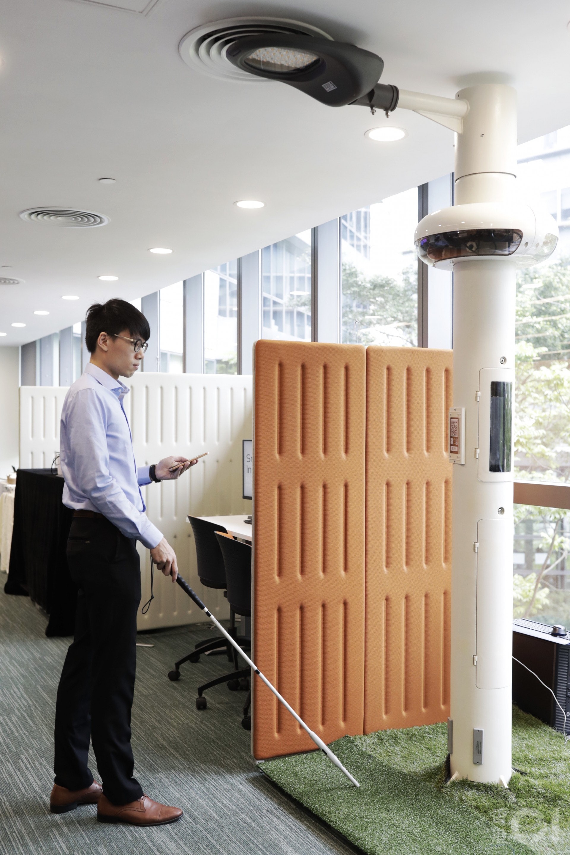 多功能智慧燈柱的底部設有無線射頻識別視障人士手杖系統,和地理二維碼及無線射頻識別標籤,作定位資訊。對上位置為設備倉,可放置空氣質量監控裝置及藍牙定位裝置,及天氣站。中部的設備倉可放置無線網絡裝置、智慧燈柱訊號傳送設備、藍牙交通探測器及藍牙定位裝置。燈柱頂部則有全景攝影機、氣象感應器、LED路燈及智慧照明管理系統,並預留約1米高度作5G基站安裝。(余俊亮攝)