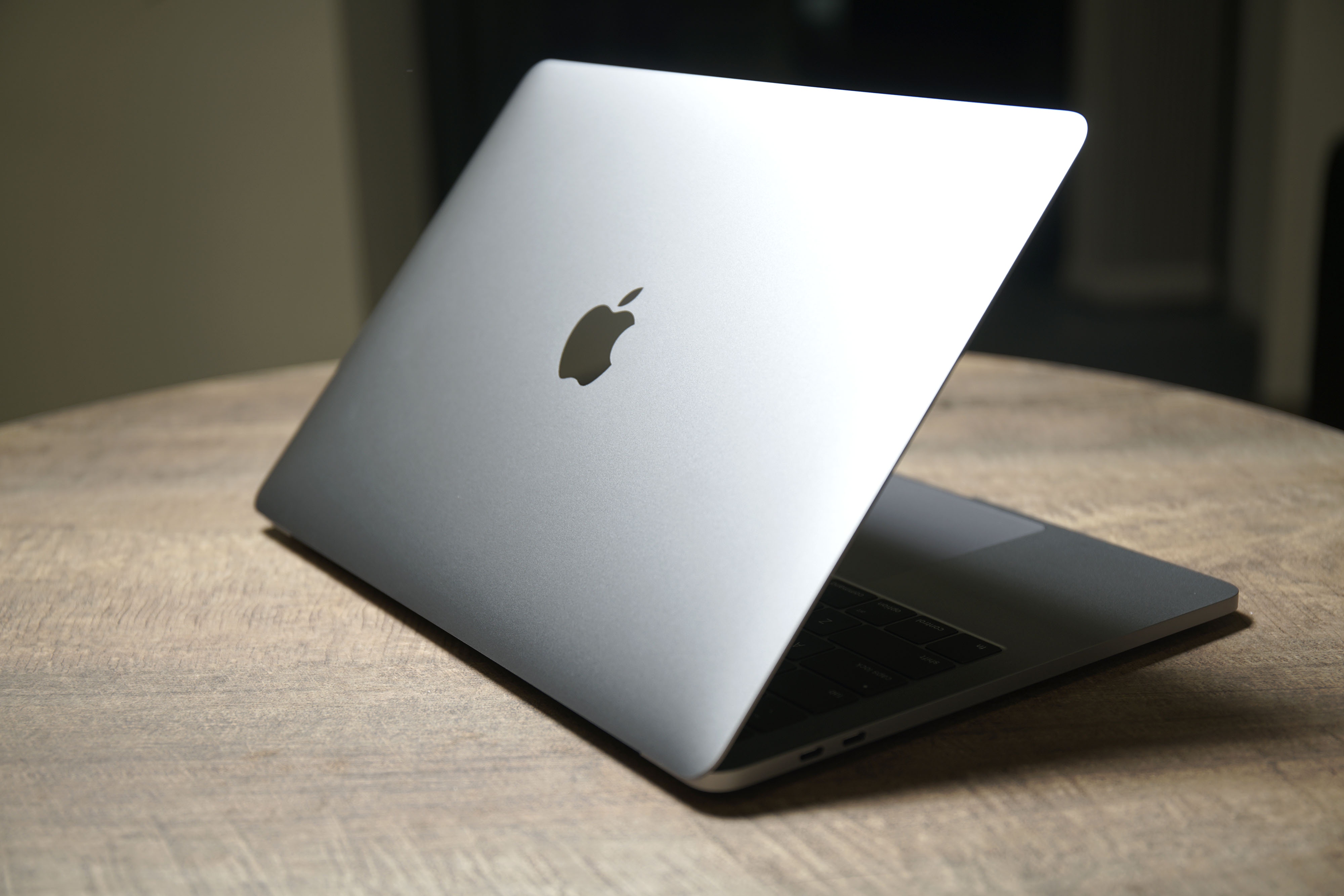 新MacBook Pro．有片】新機實戰100小時深度實測Touch Bar