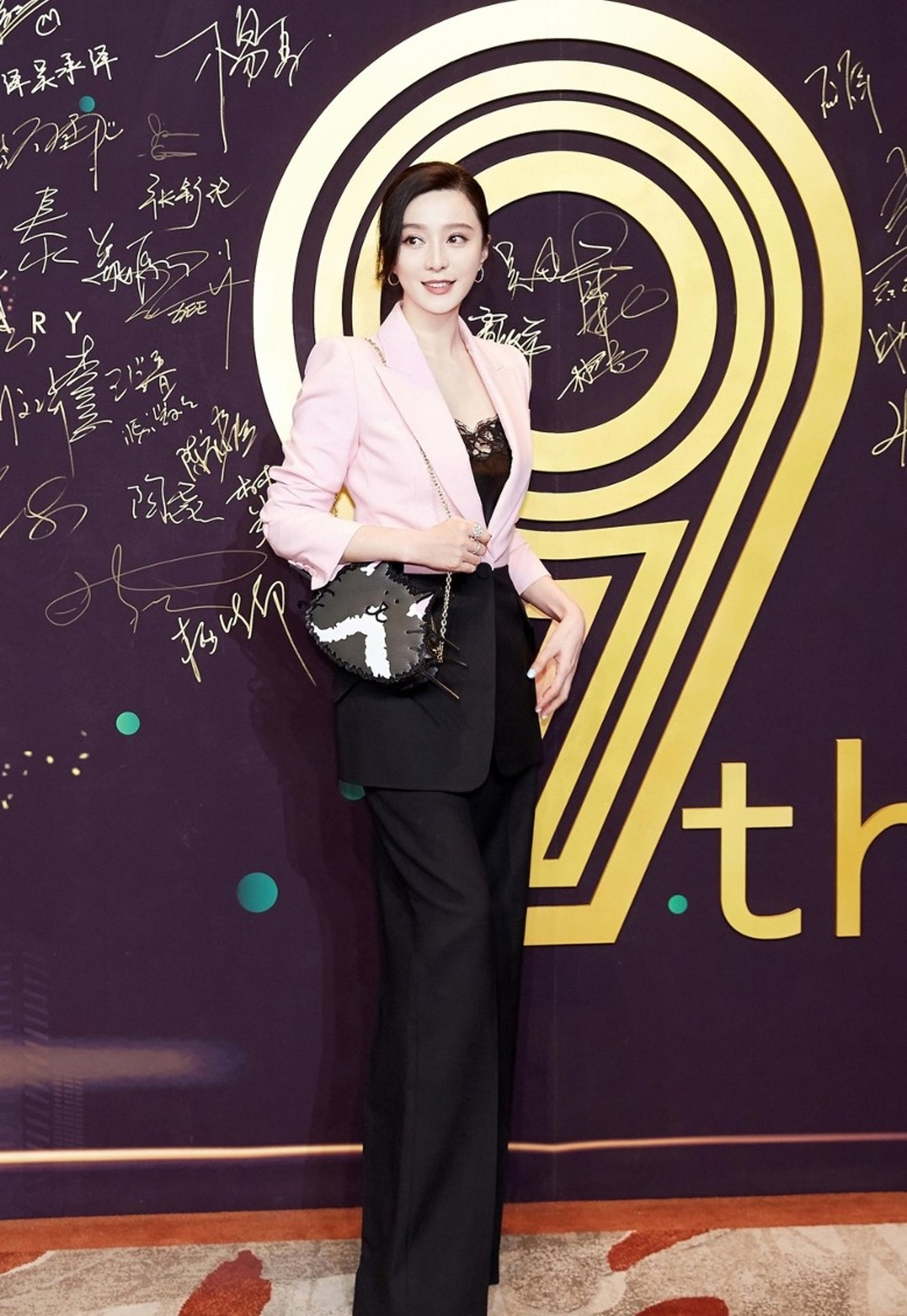 一身行頭超過十萬。(IG/@bingbing_fan)