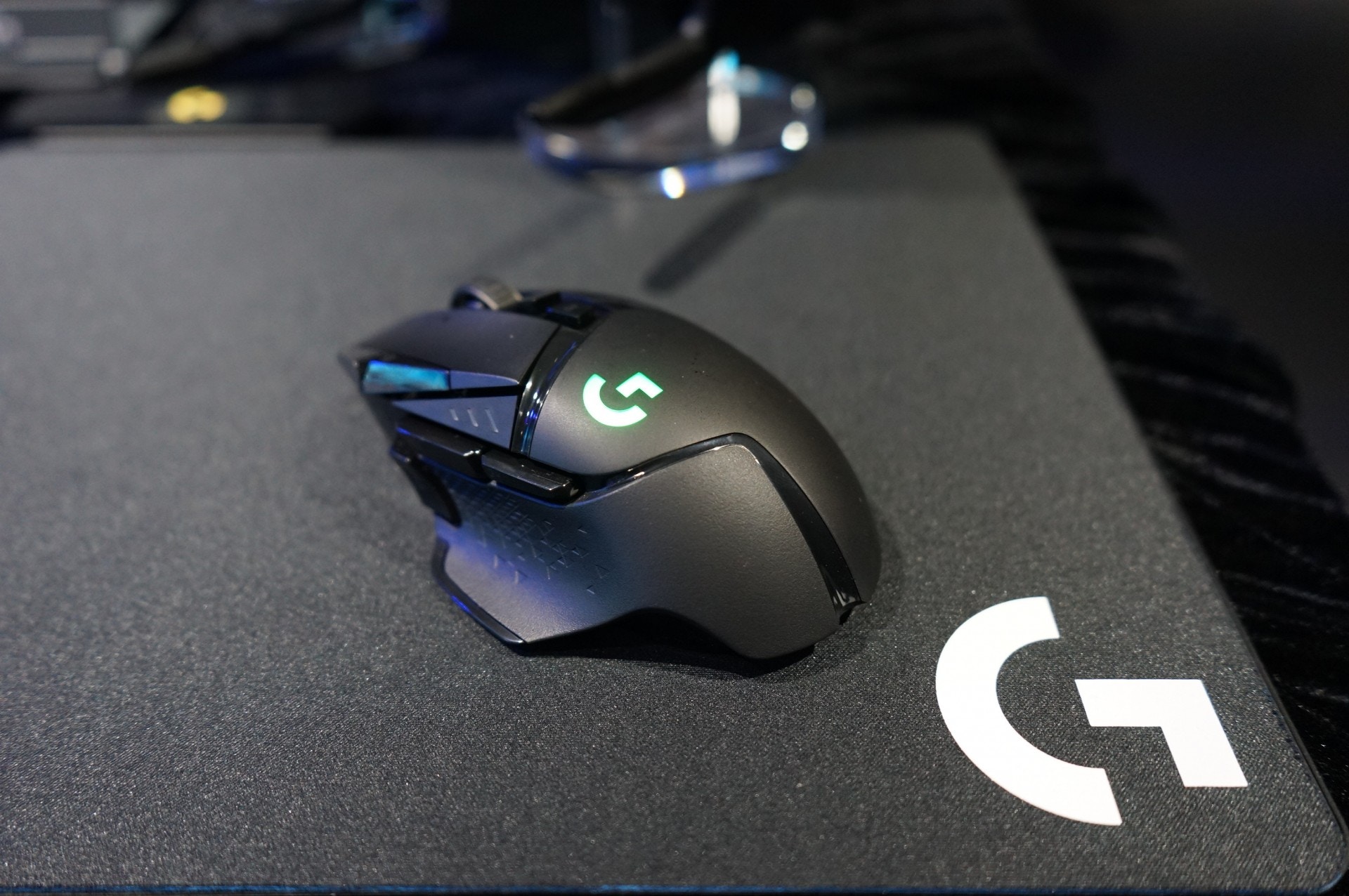 Logitech G502 LIGHTSPEED 由有線變無線 【鄧鴻至 攝】