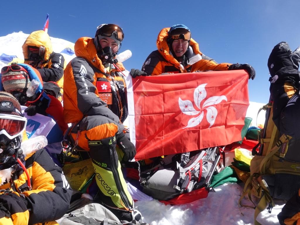 攀山隊在5月22日早上8時45分登上珠峰頂，與香港區旗合照。（中國香港攀山總會提供）