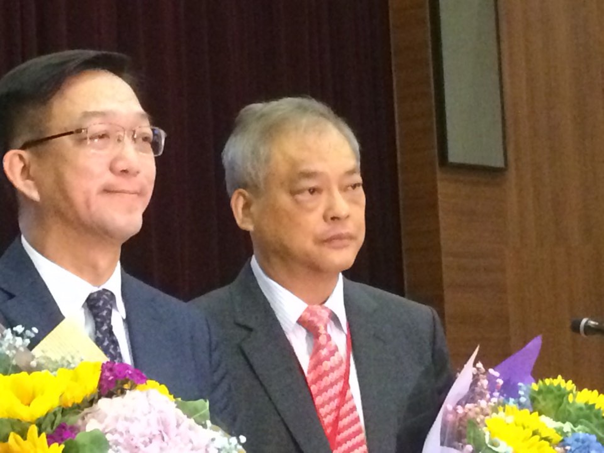 劉業強(左)連任鄉議局主席,莫錦貴(右)接替原大埔區副主席張學明為新的副主席。(彭毅詩攝) 劉業強(左)連任鄉議局主席,莫錦貴(右)接替原大埔區副主席張學明為新的副主席。(彭毅詩攝)