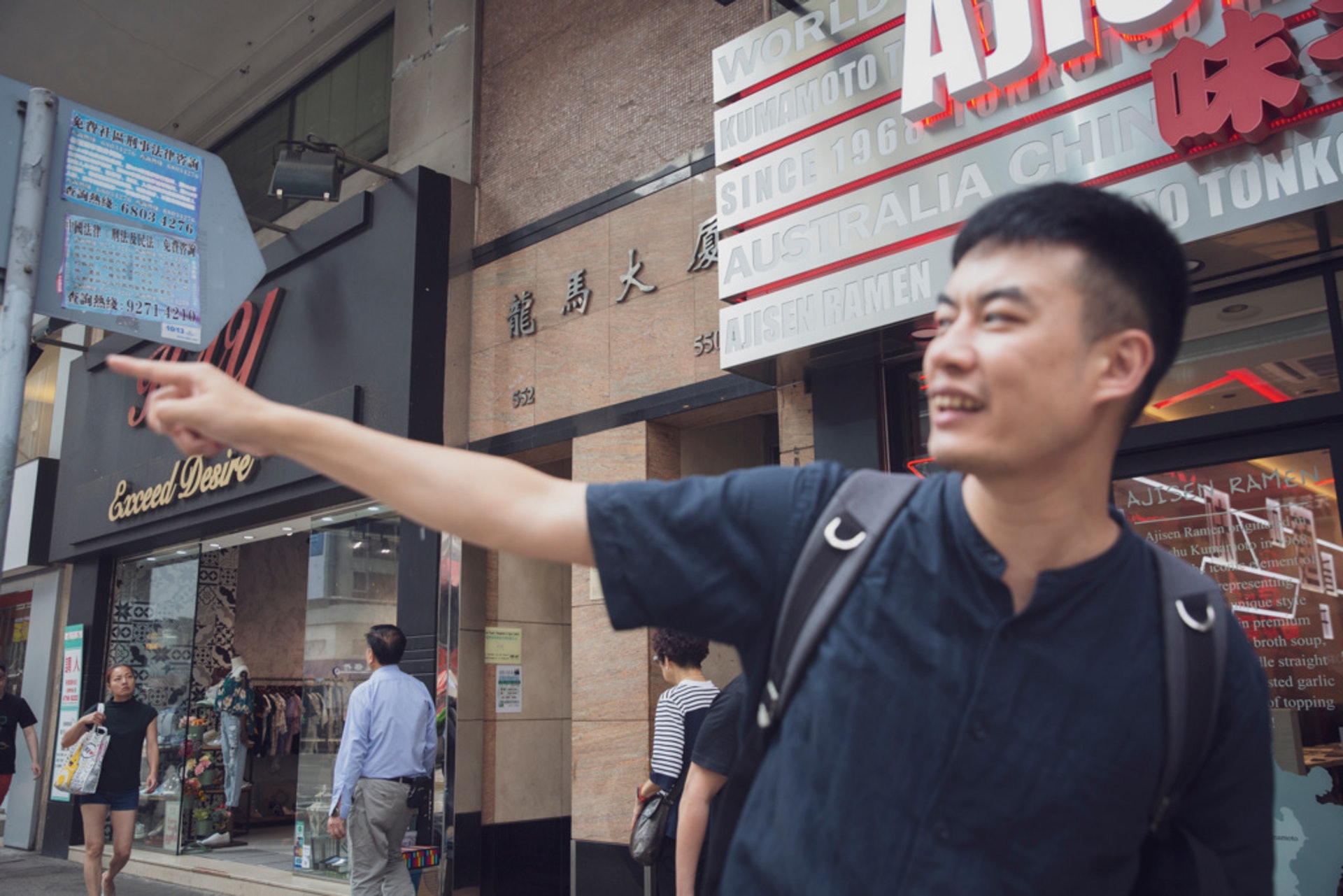 李俊峰據當年報道,找出1989年油麻地騷亂的爆發點——彌敦道550號龍馬大廈。 李俊峰據當年報道,找出1989年油麻地騷亂的爆發點——彌敦道550號龍馬大廈。