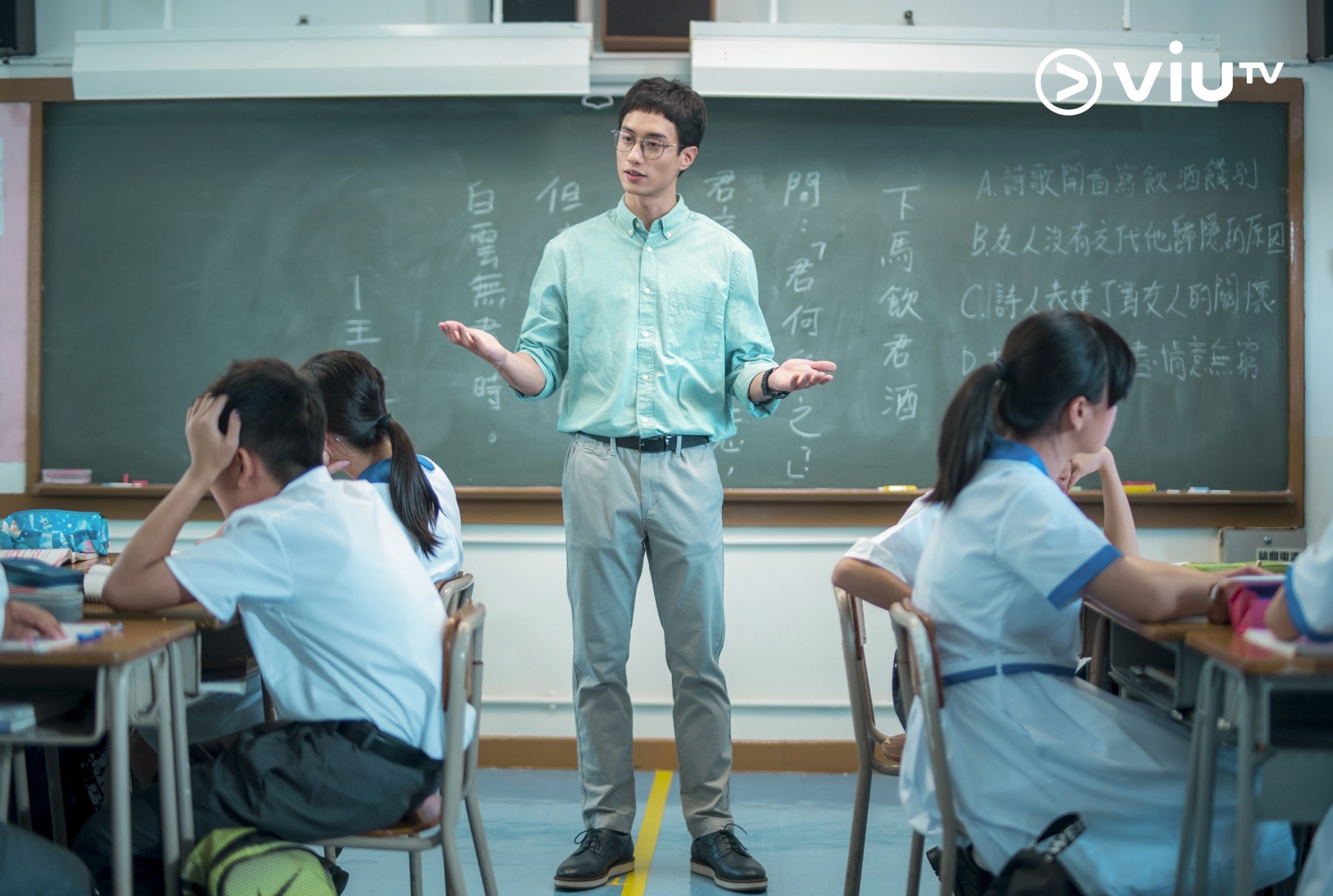 劉俊謙在戲中為着一紙長約而努力，與現今不少合約老師面對住同樣困境。（《教束》劇照）