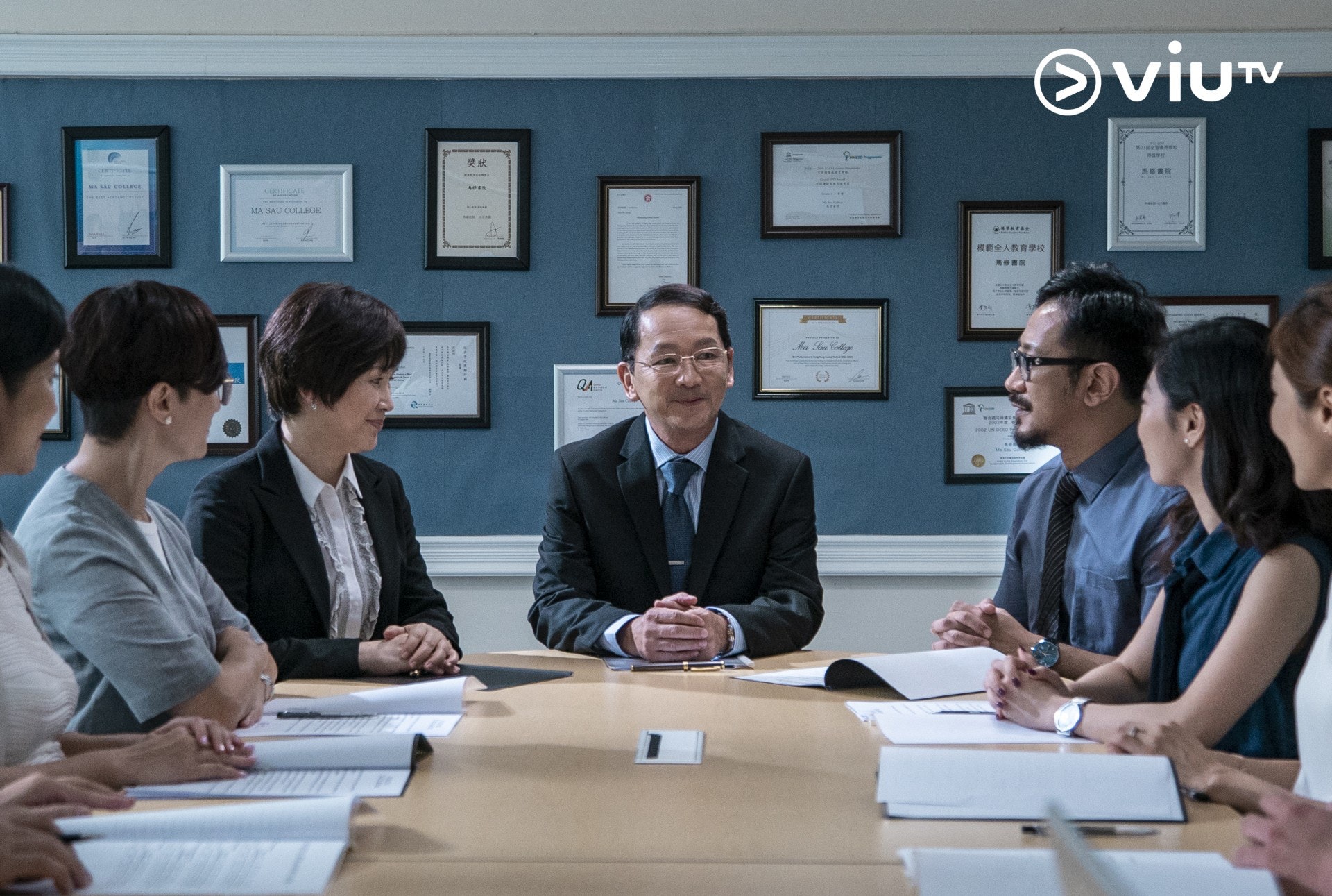 飾演校長的廖啟智在戲中輕視考試成績較差學生,更完全削減專為他們而設的「進步獎」預算,將所有資源集中在「精英學生」身上。(《教束》劇照) 飾演校長的廖啟智在戲中輕視考試成績較差學生,更完全削減專為他們而設的「進步獎」預算,將所有資源集中在「精英學生」身上。(《教束》劇照)