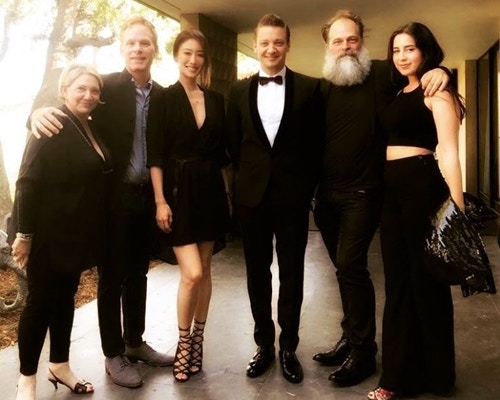 婷婷曾經同鷹眼Jeremy Renner (右三) 傳過緋聞,並一起合照。(搜狐網圖片) 婷婷曾經同鷹眼Jeremy Renner (右三) 傳過緋聞,並一起合照。(搜狐網圖片)