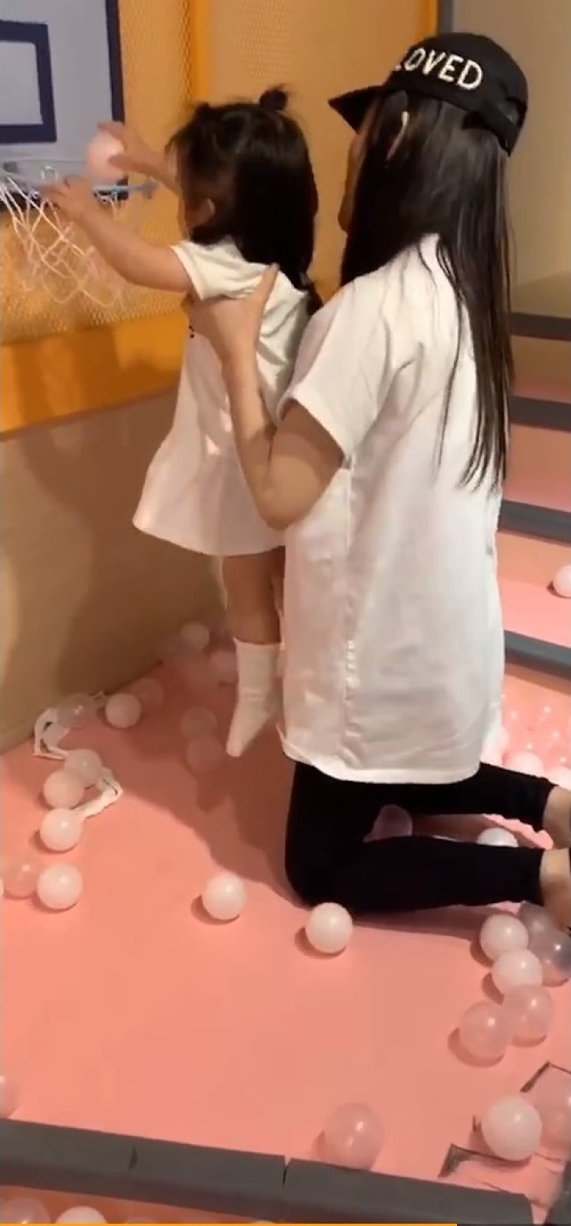 方媛一手舉起Chantelle讓她投籃。(方媛微博:@方媛Moka) 方媛一手舉起Chantelle讓她投籃。(方媛微博:@方媛Moka)