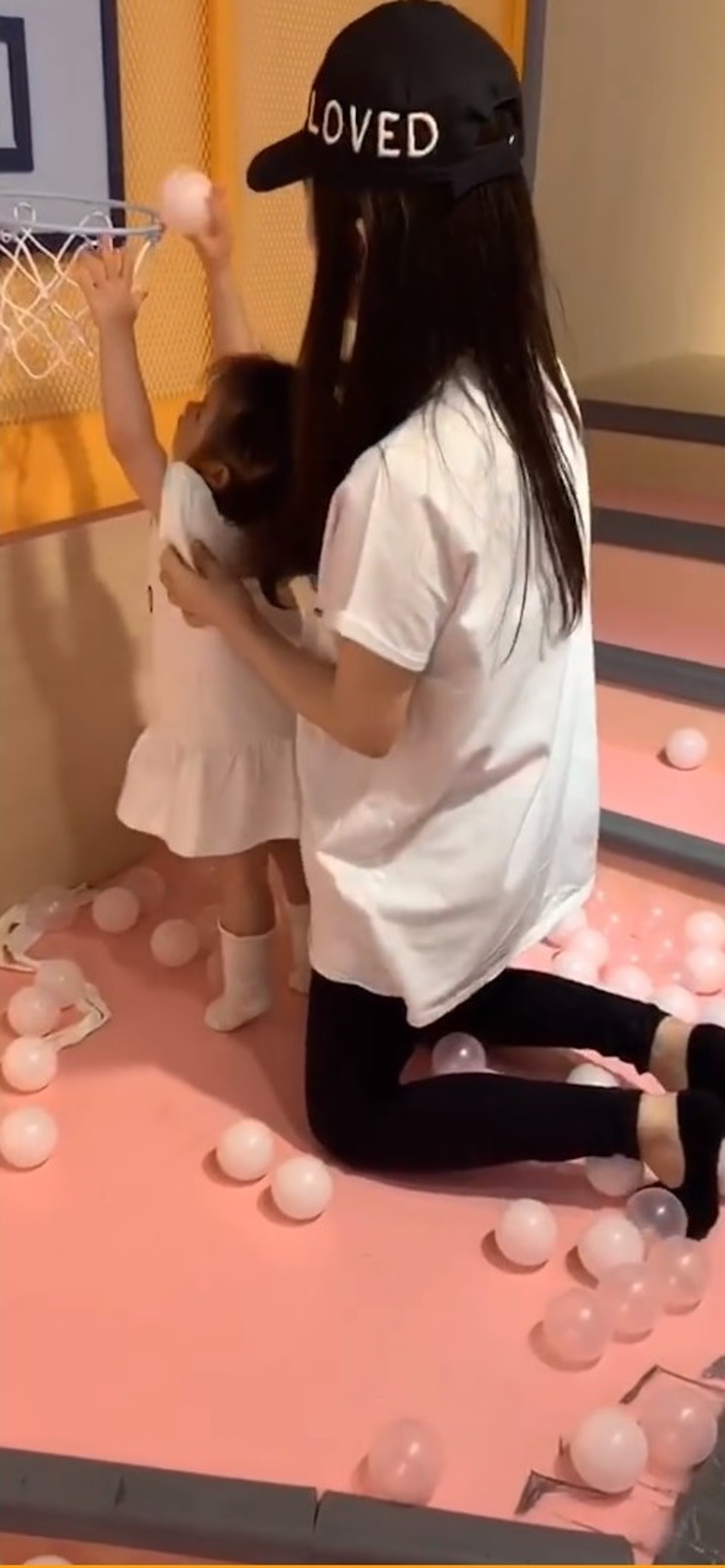 方媛的手腳依然纖幼。(方媛微博:@方媛Moka) 方媛的手腳依然纖幼。(方媛微博:@方媛Moka)