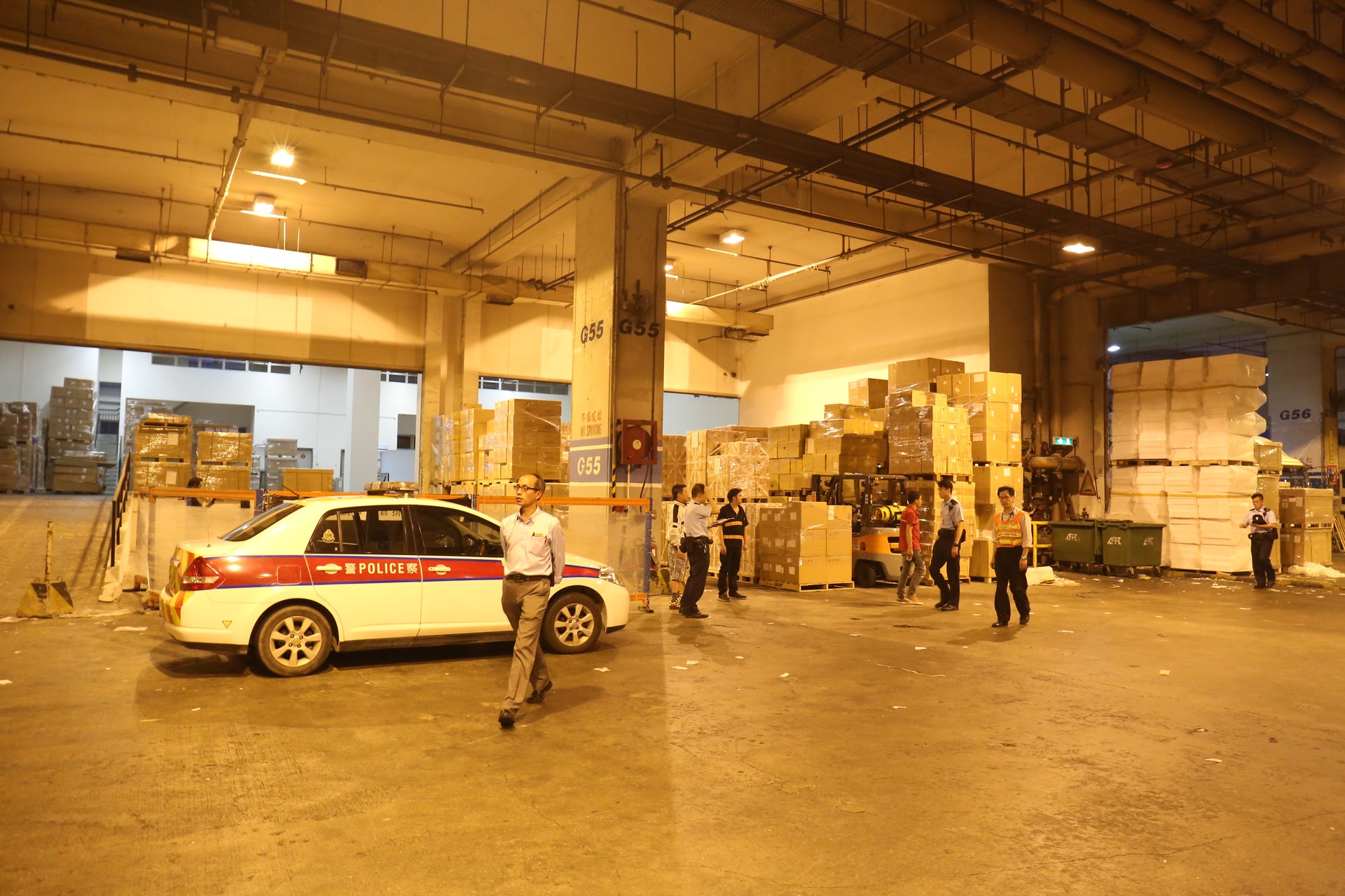 機場空運中心剷車翻側壓死男工人意外現場曝光 機場空運中心剷車翻側壓死男工人意外現場曝光