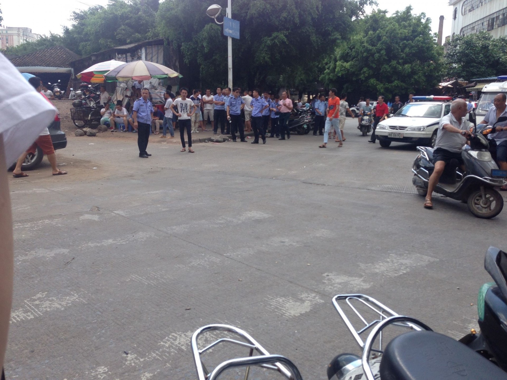 玉林市白石橋(俗稱大市場)入口,攝於狗肉節當日,內裡集中販賣活狗;圖中見有穿制服的公安,也有懷疑是穿便裝的公安。(二元提供) 玉林市白石橋(俗稱大市場)入口,攝於狗肉節當日,內裡集中販賣活狗;圖中見有穿制服的公安,也有懷疑是穿便裝的公安。(二元提供)